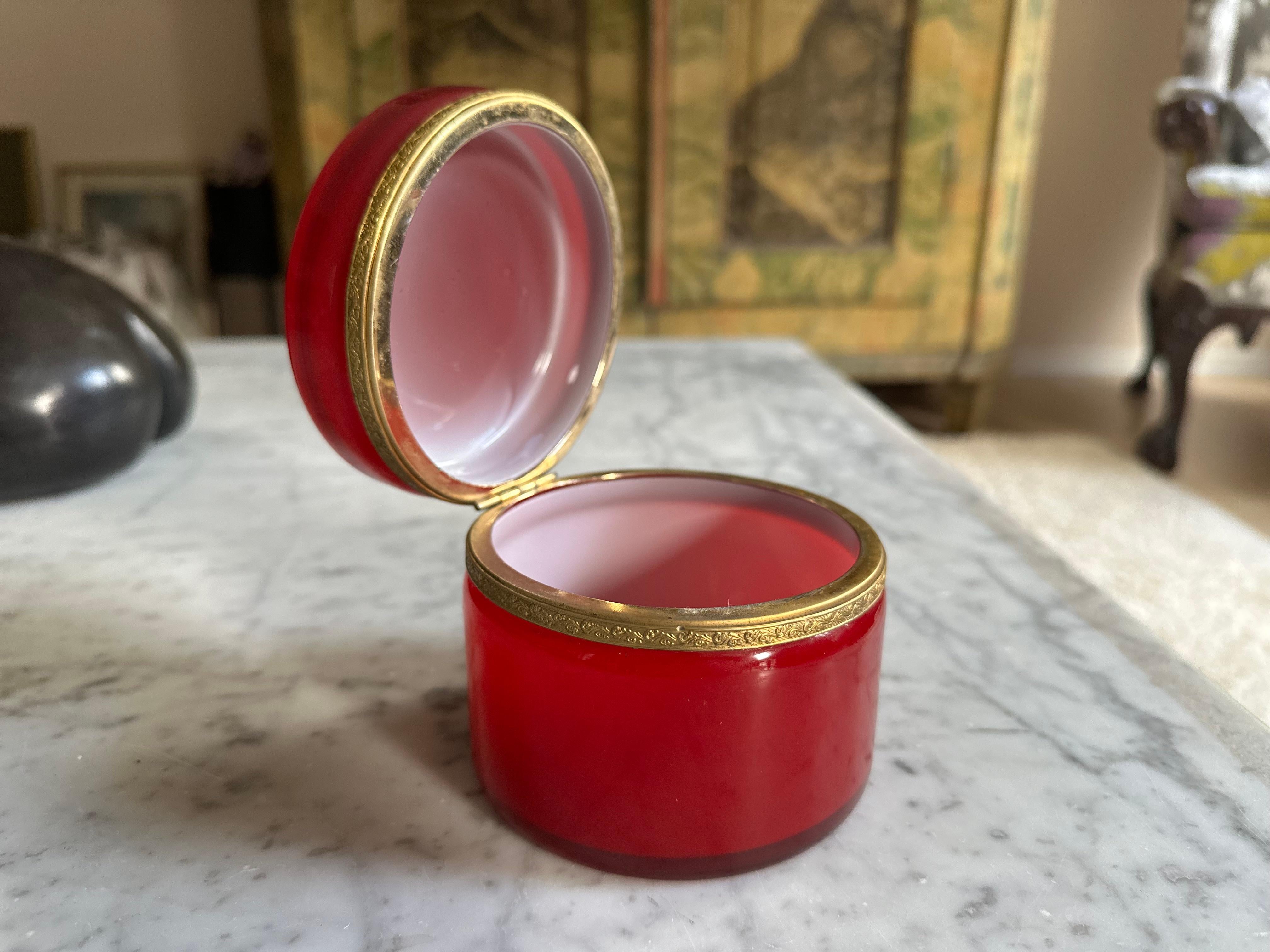 Caja con tapa Biedermeier roja de cristal superpuesto en venta 4