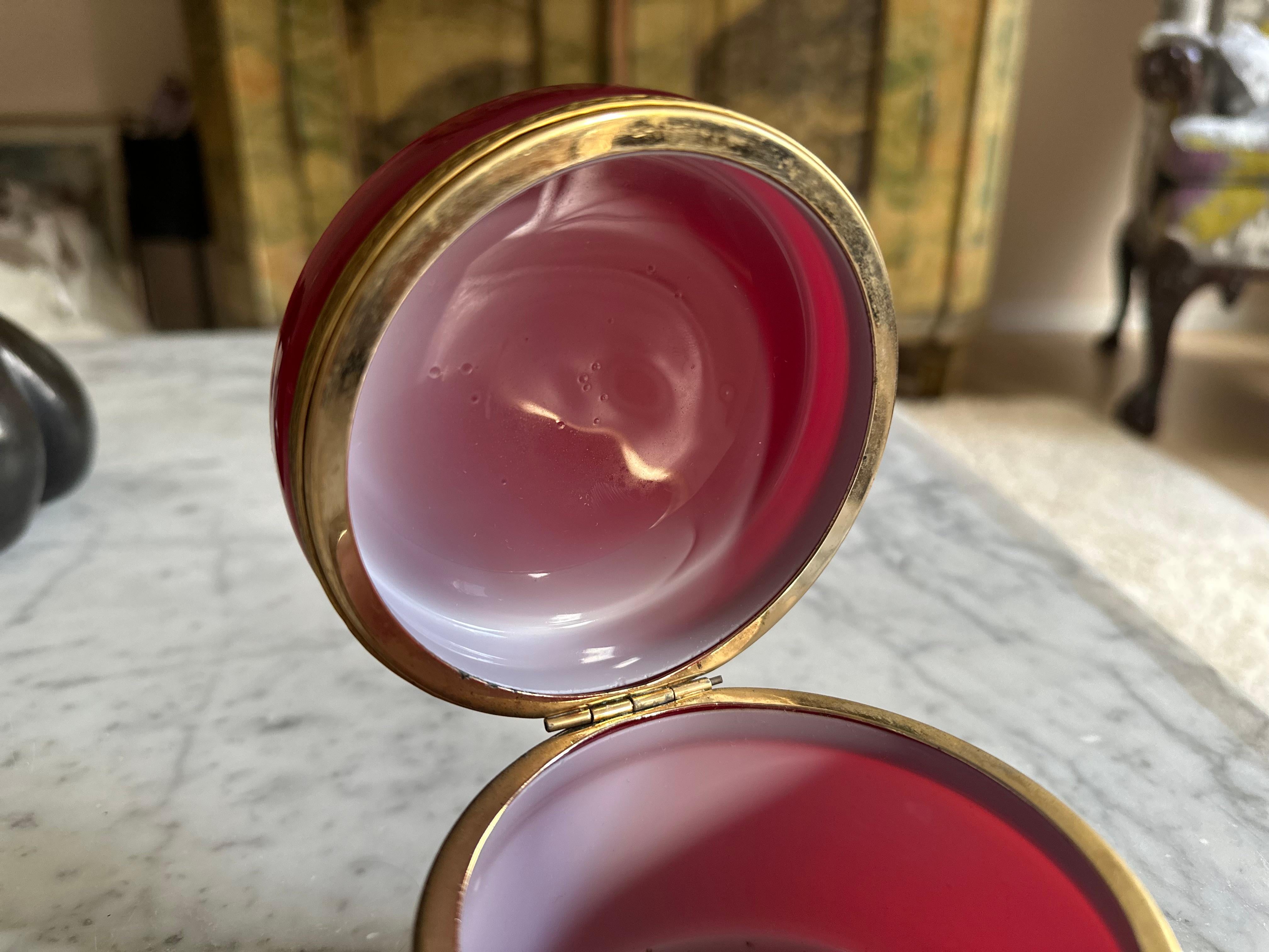Caja con tapa Biedermeier roja de cristal superpuesto en venta 5