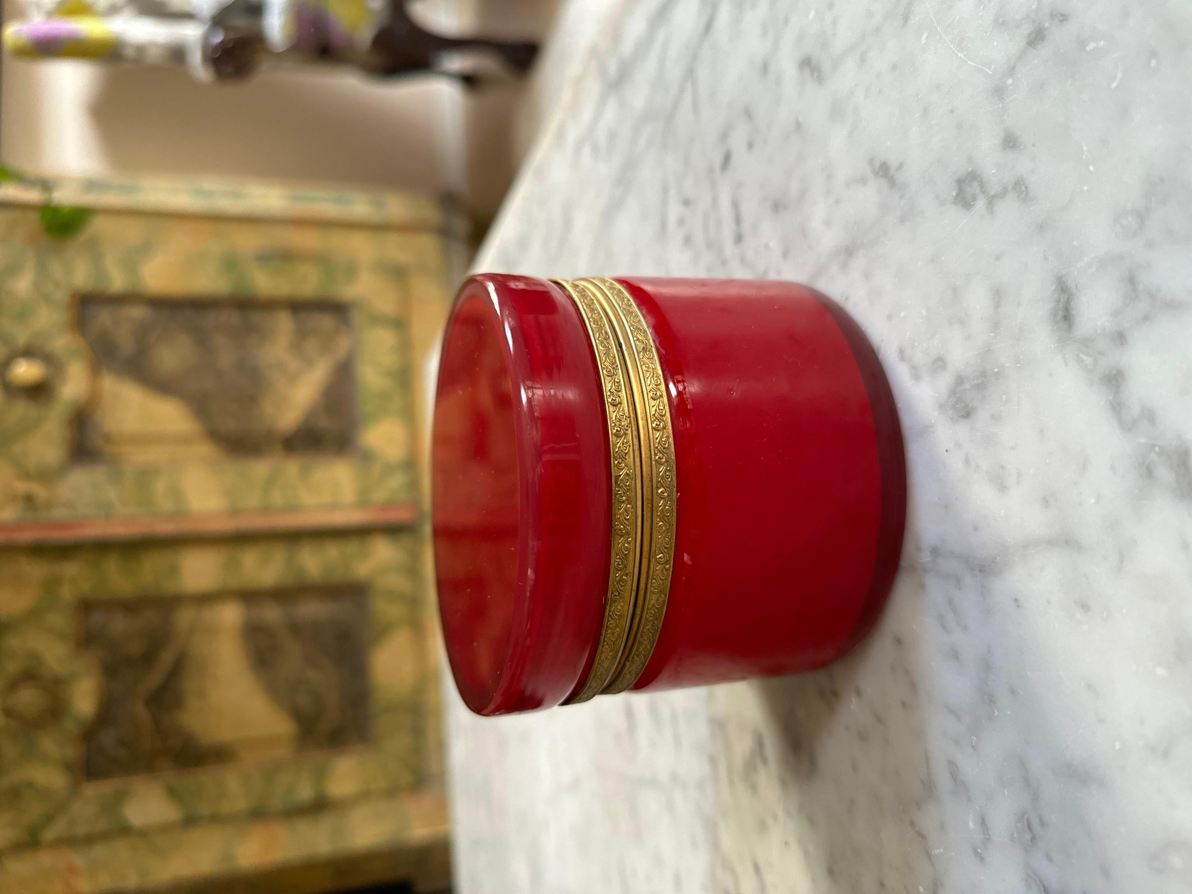Caja con tapa Biedermeier roja de cristal superpuesto en venta 7
