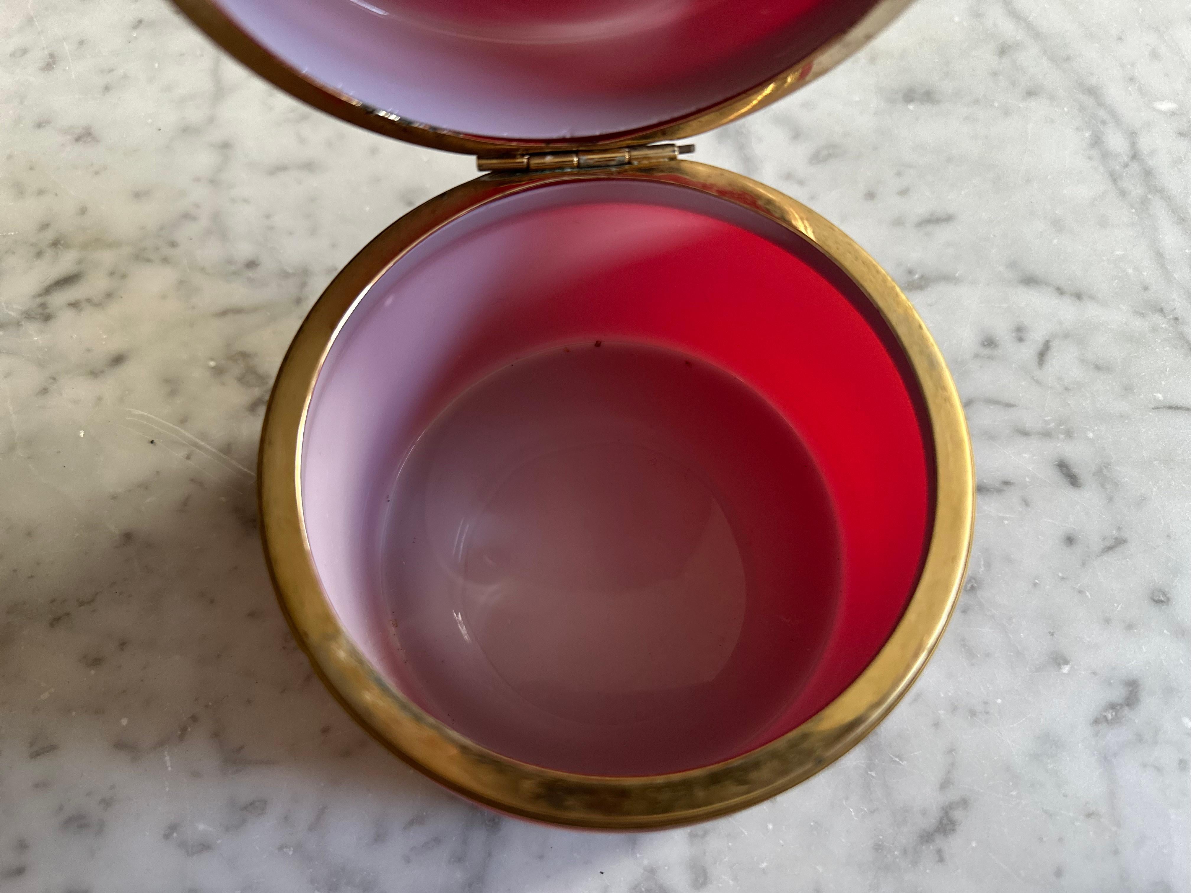 Caja con tapa Biedermeier roja de cristal superpuesto en venta 8