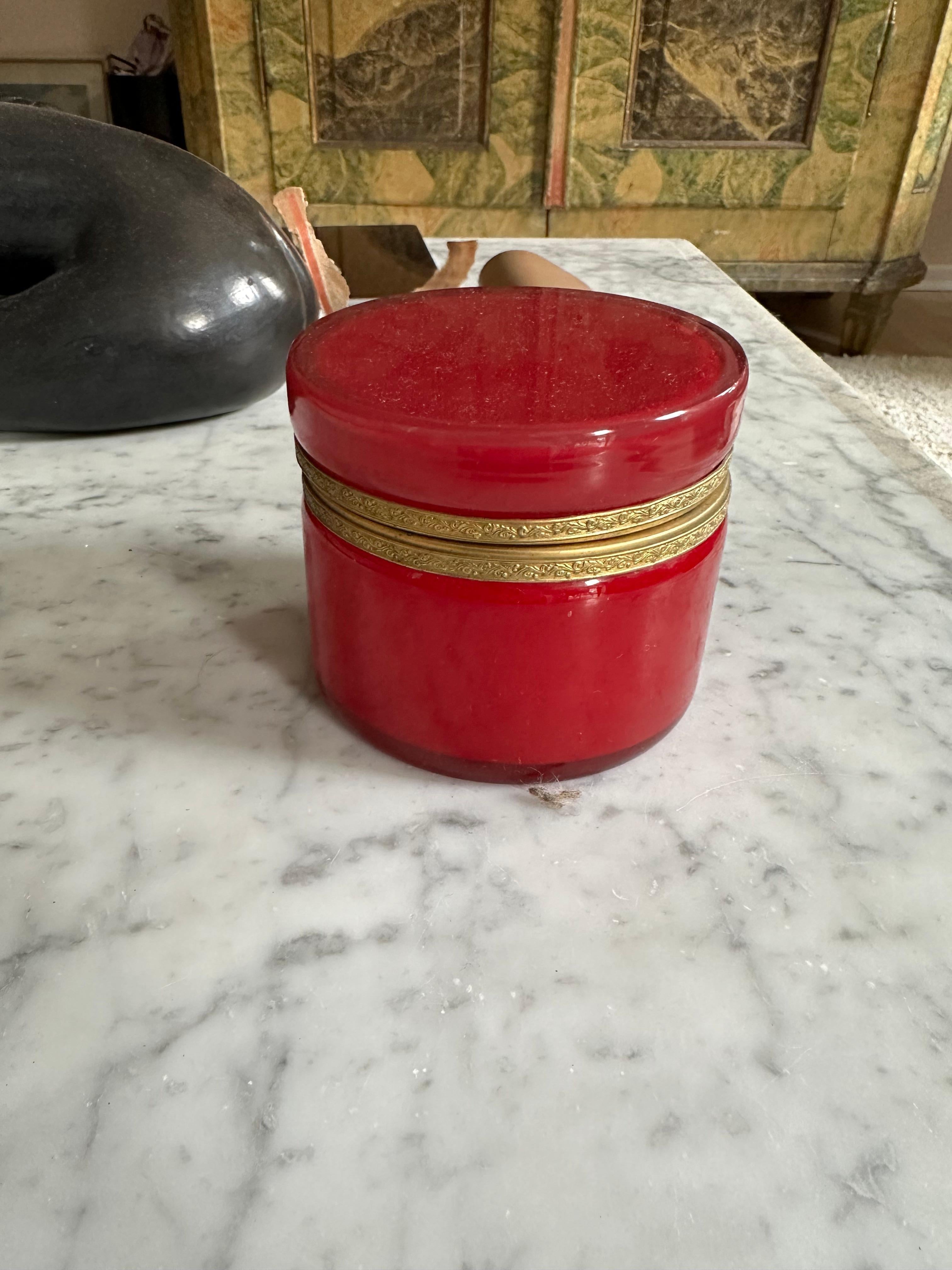Caja con tapa Biedermeier roja de cristal superpuesto Francés en venta