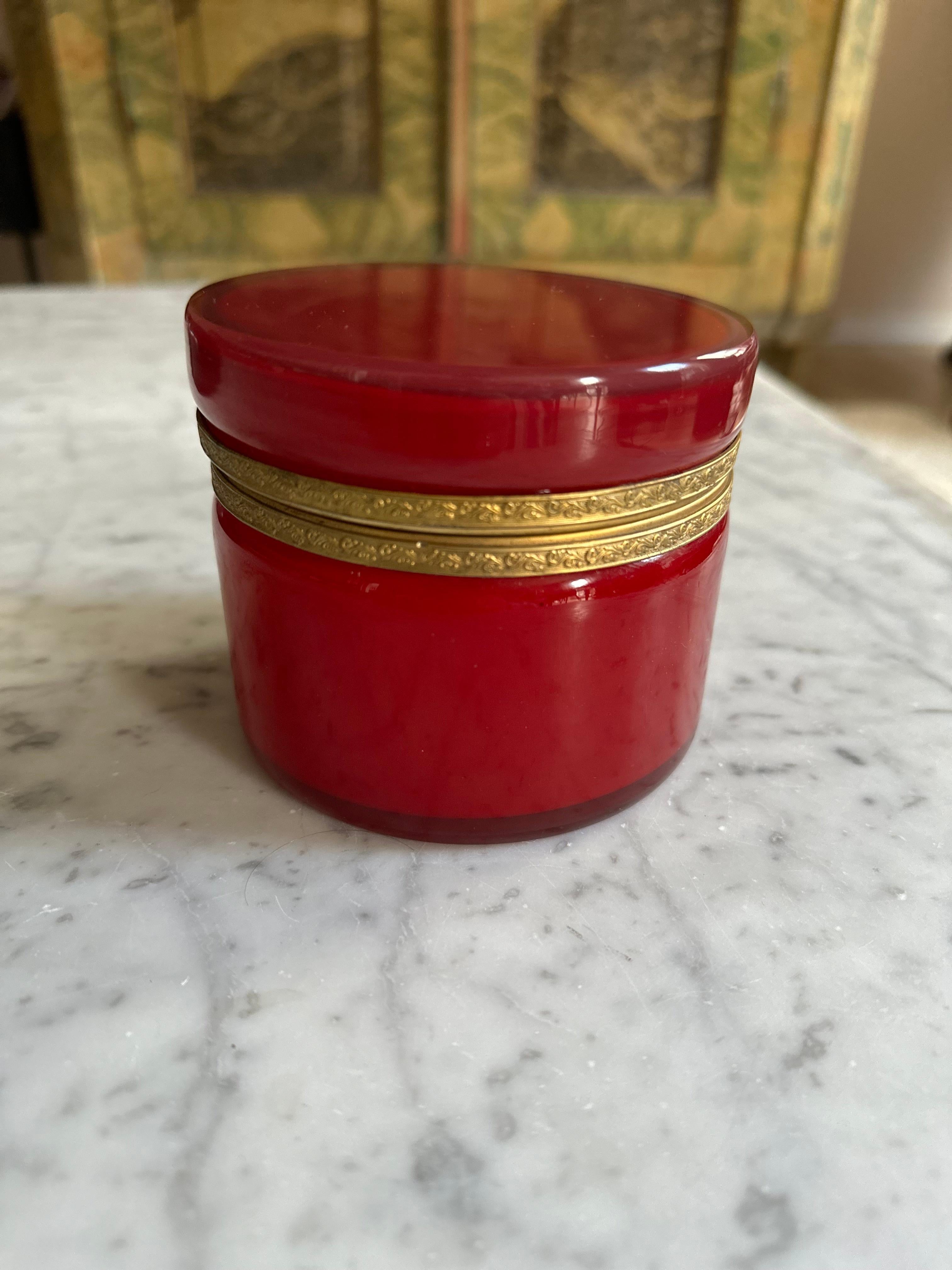 Caja con tapa Biedermeier roja de cristal superpuesto en Bueno estado para la venta en Hamburg, DE