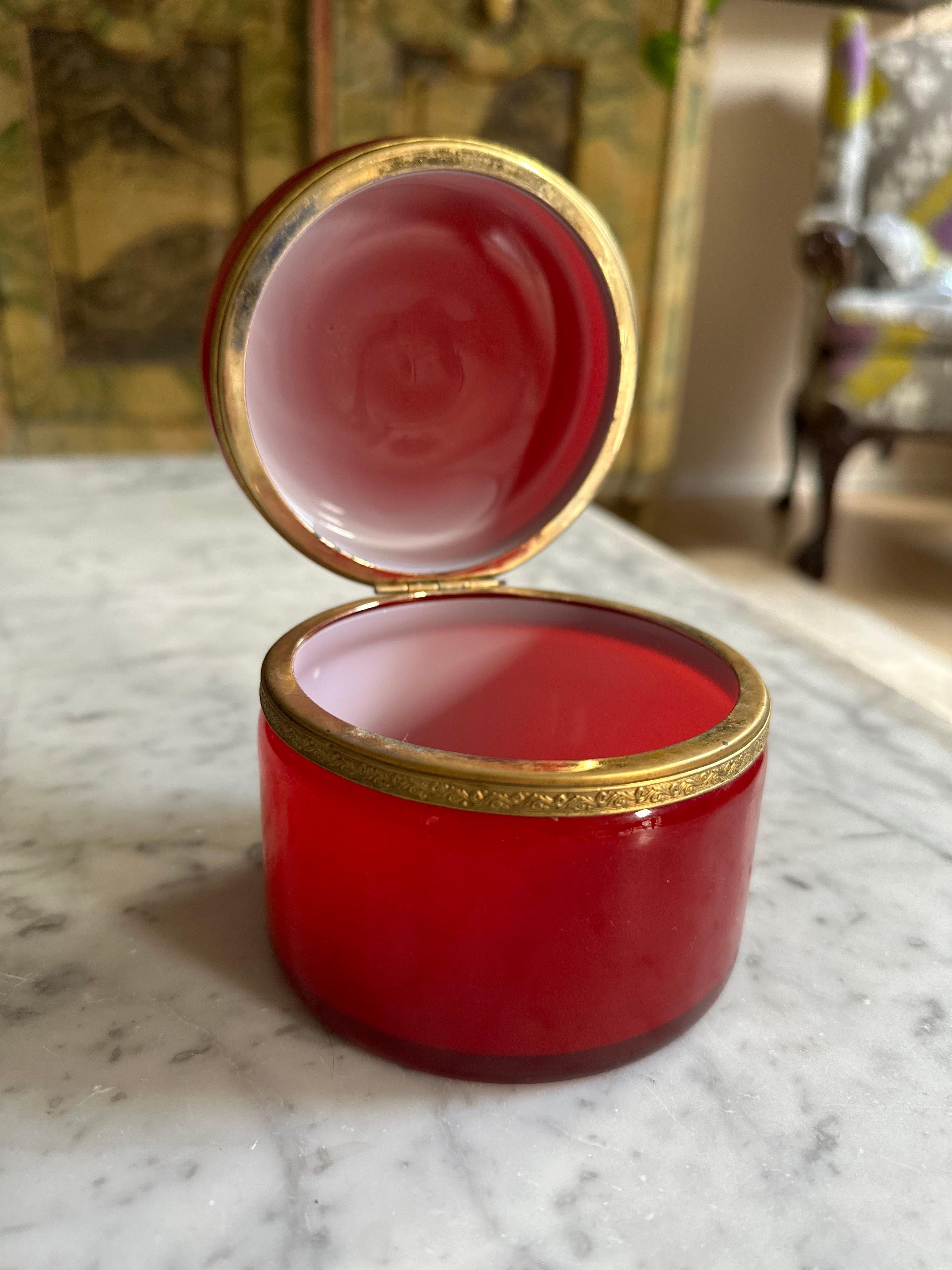 Caja con tapa Biedermeier roja de cristal superpuesto Mediados del siglo XIX en venta