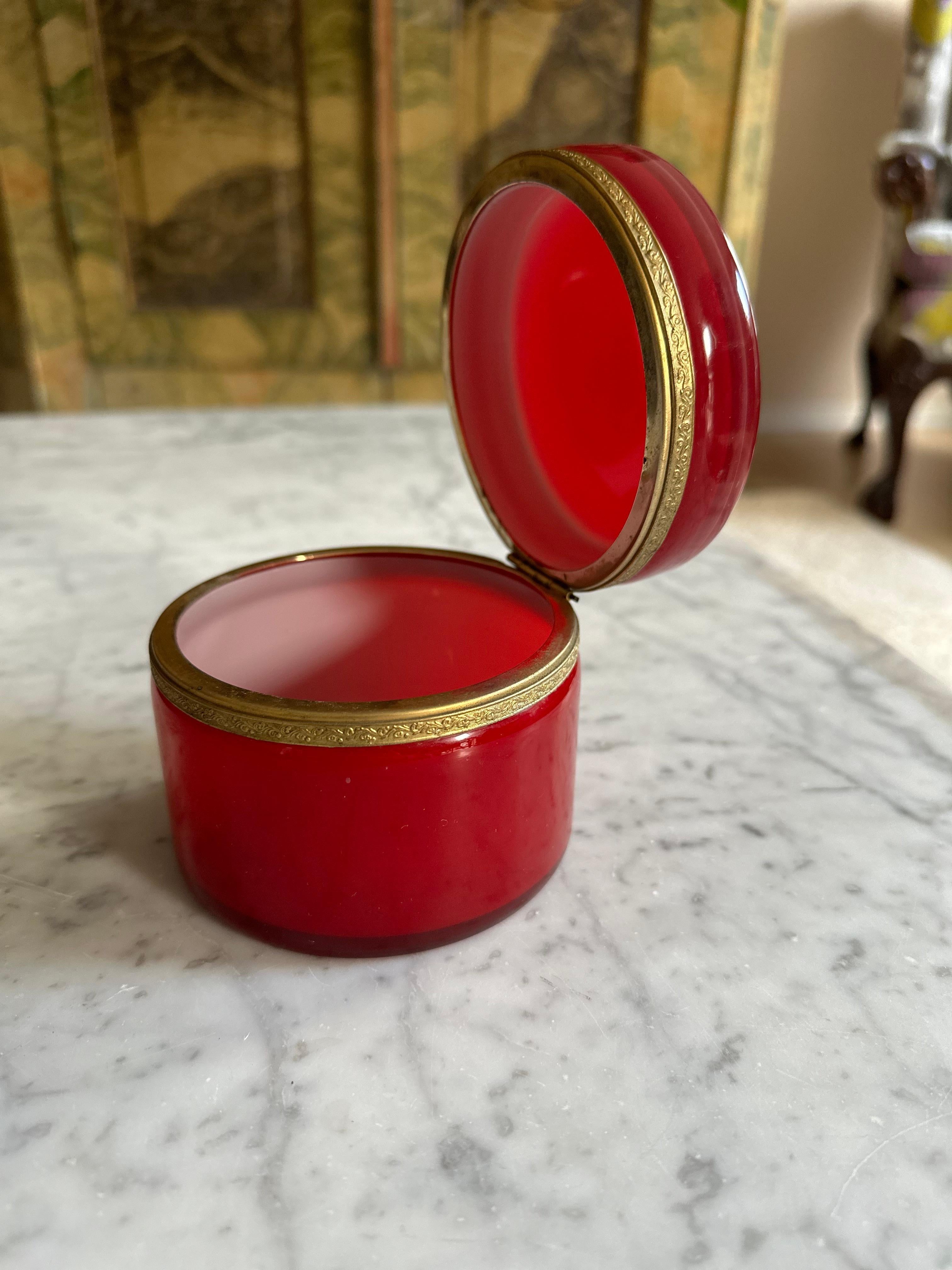 Caja con tapa Biedermeier roja de cristal superpuesto en venta 1