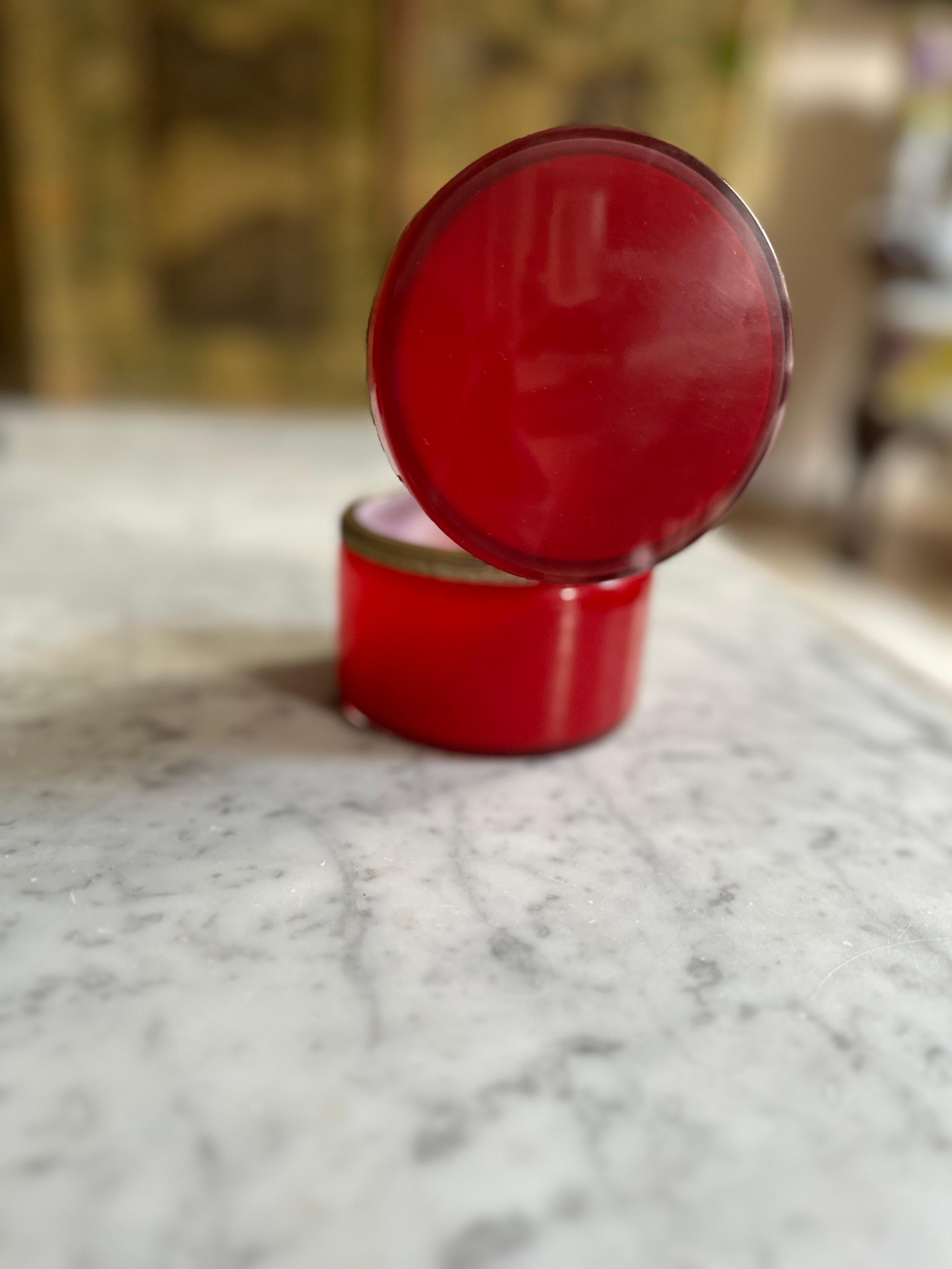 Caja con tapa Biedermeier roja de cristal superpuesto en venta 2