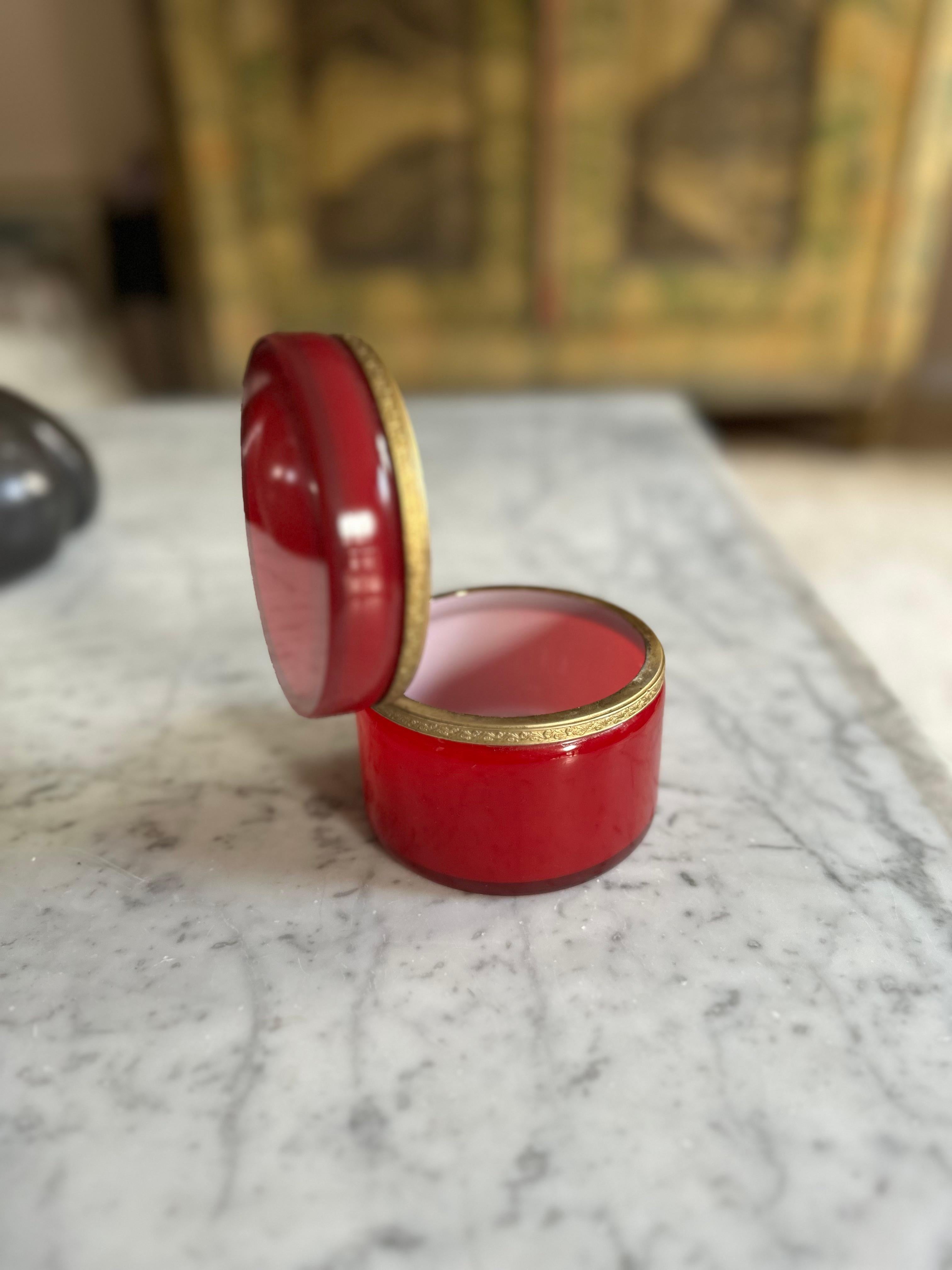 Caja con tapa Biedermeier roja de cristal superpuesto en venta 3
