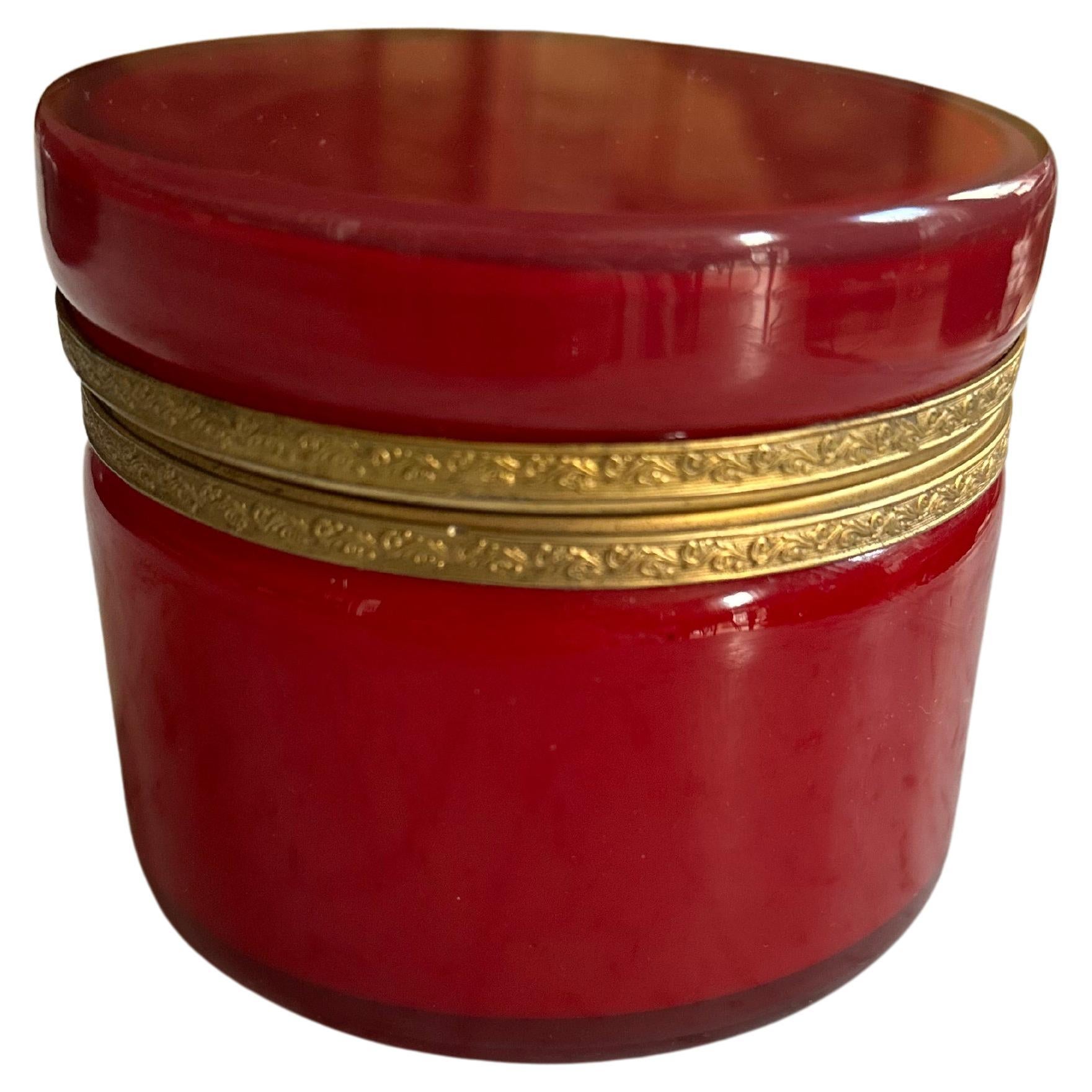 Caja con tapa Biedermeier roja de cristal superpuesto