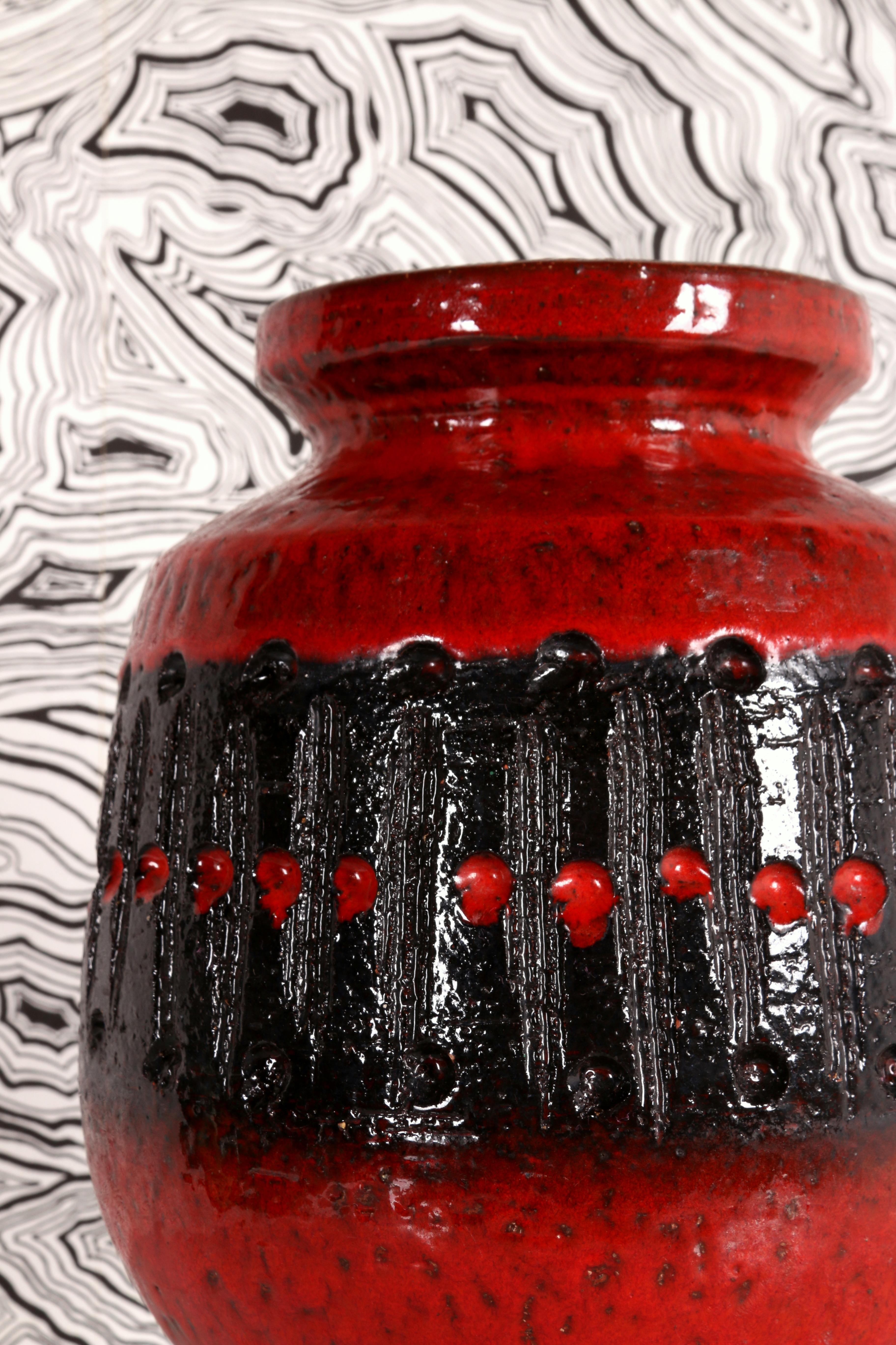 RED & BIG 1970 Danemark vase en lave émaillée, brutaliste et flashy, jeté à la main Danemark 70s en vente 2