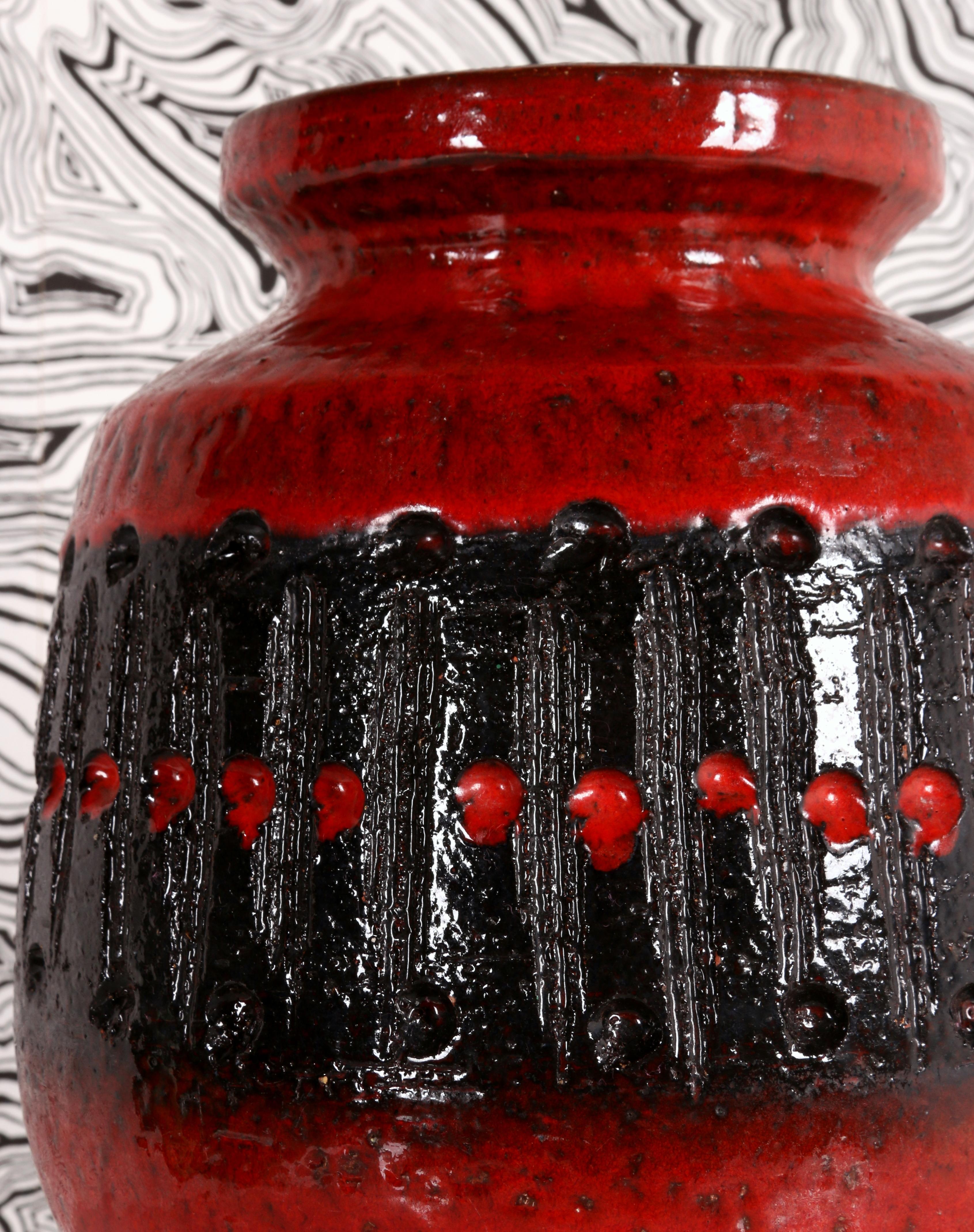 RED & BIG 1970 Danemark vase en lave émaillée, brutaliste et flashy, jeté à la main Danemark 70s en vente 3