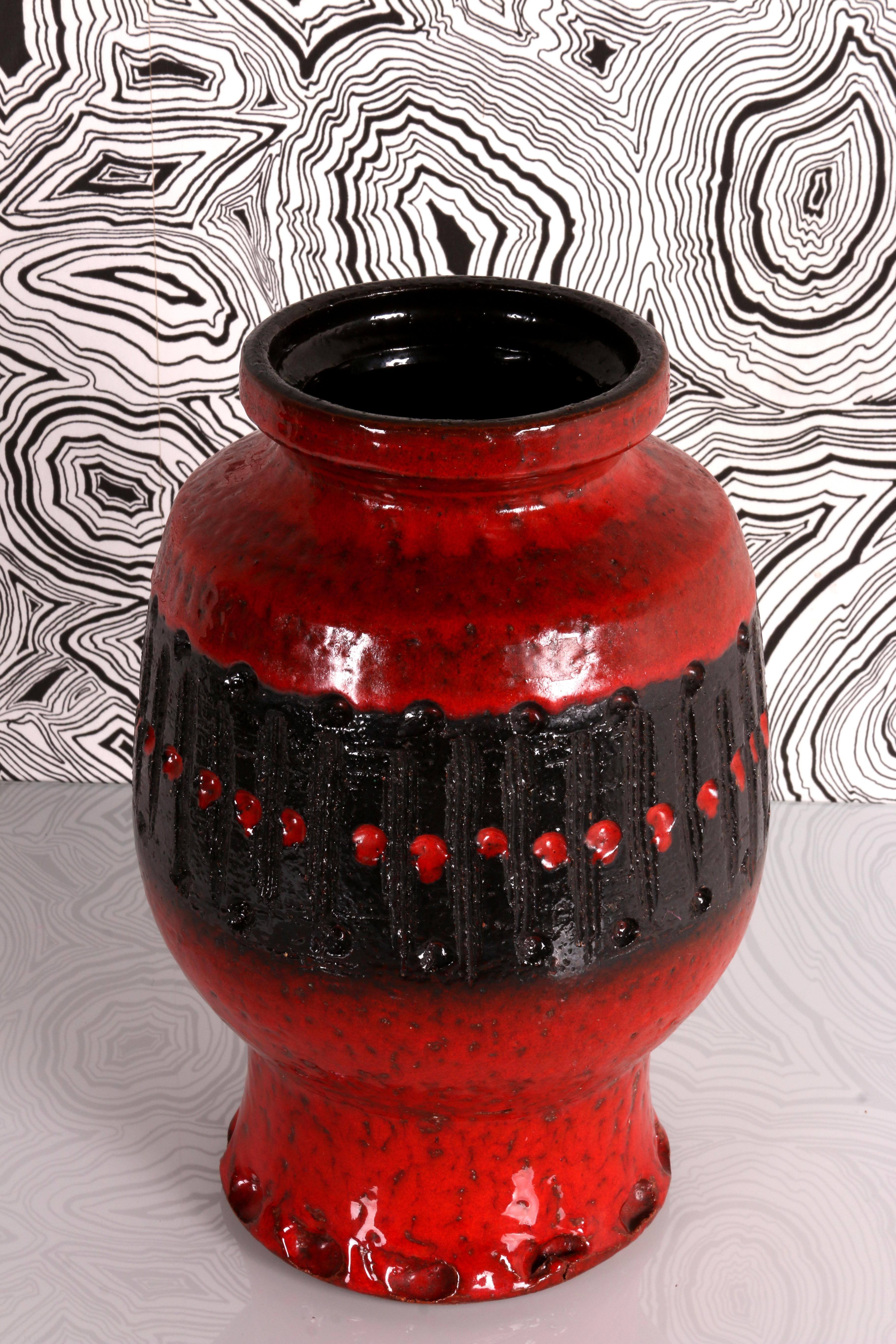RED & BIG 1970 Danemark vase en lave émaillée, brutaliste et flashy, jeté à la main Danemark 70s en vente 5