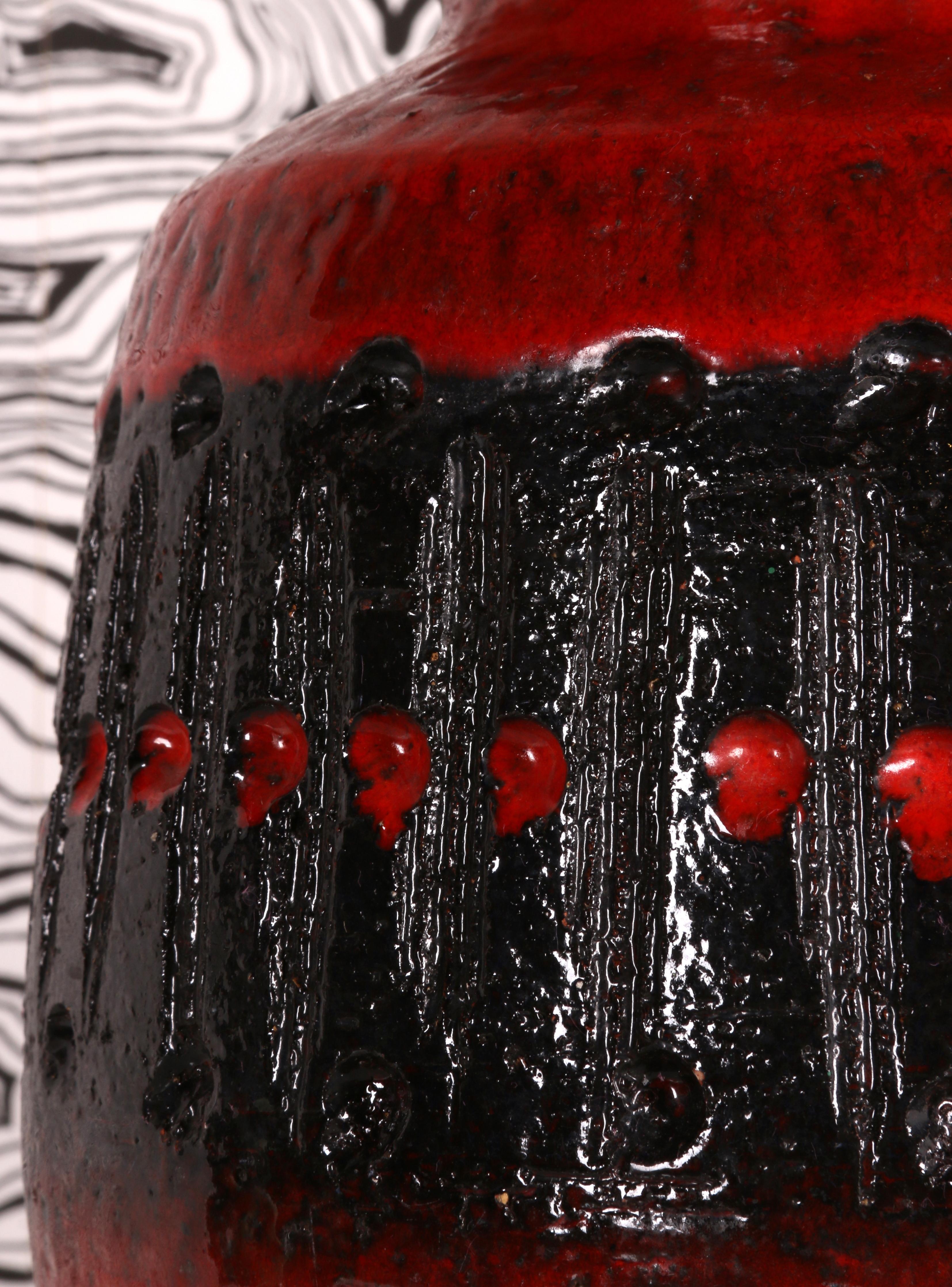 RED & BIG 1970 Danemark vase en lave émaillée, brutaliste et flashy, jeté à la main Danemark 70s en vente 6