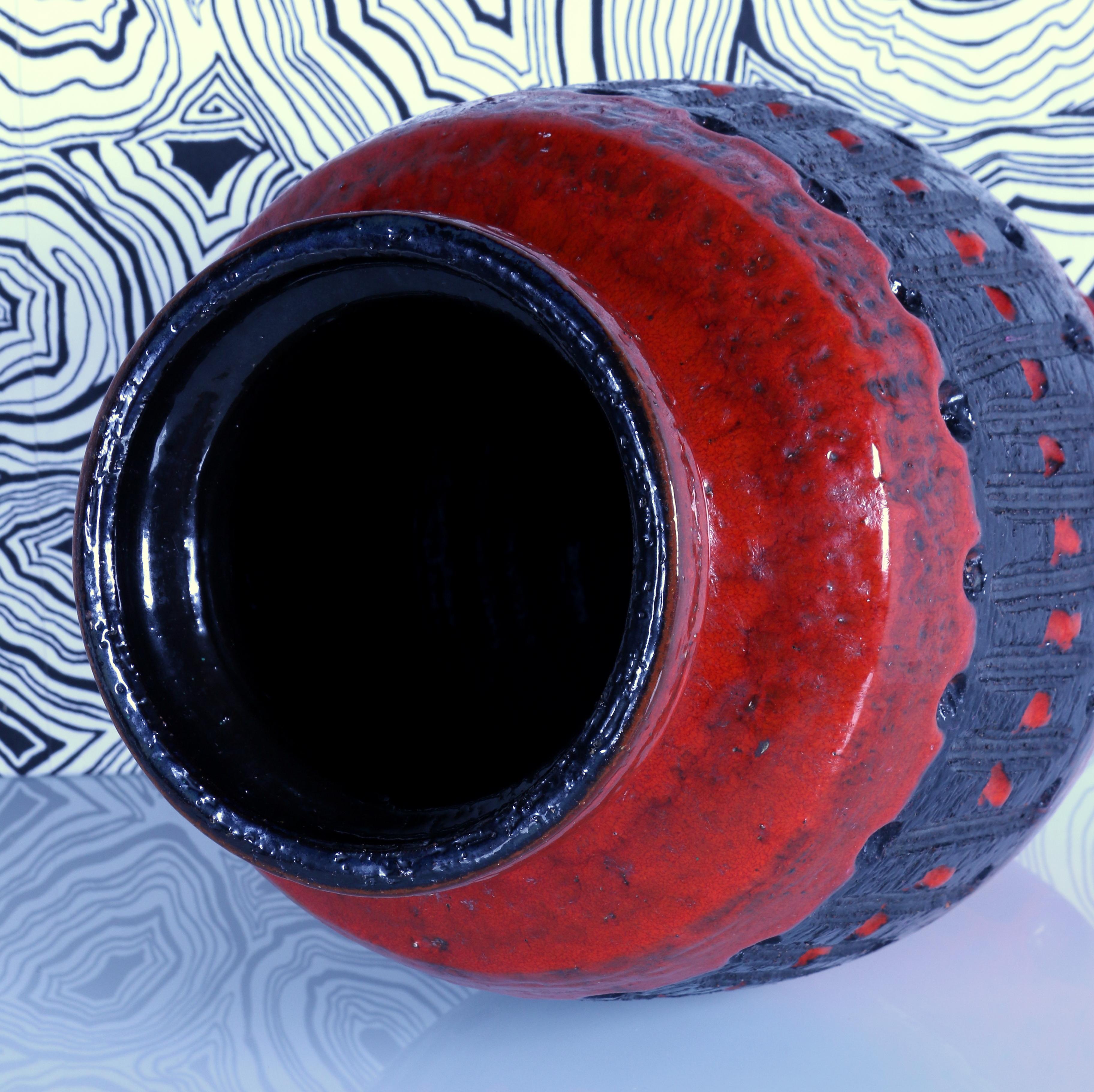 RED & BIG 1970 Danemark vase en lave émaillée, brutaliste et flashy, jeté à la main Danemark 70s Excellent état - En vente à Landshut, BY