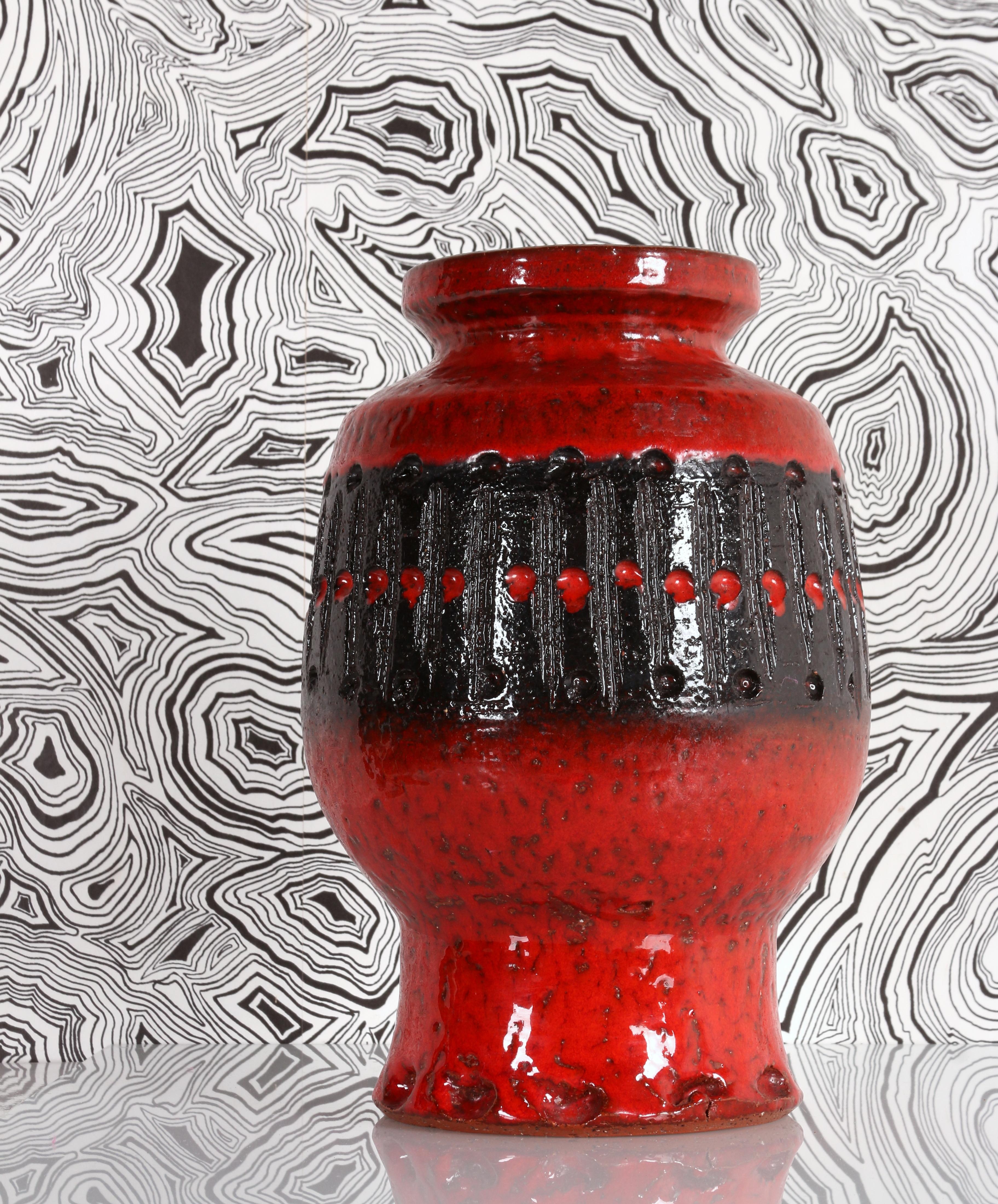 RED & BIG 1970 Danemark vase en lave émaillée, brutaliste et flashy, jeté à la main Danemark 70s en vente 1