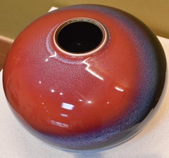 Vase japonais contemporain en porcelaine rouge et noire vernissée à la main par un maître artiste, 2
