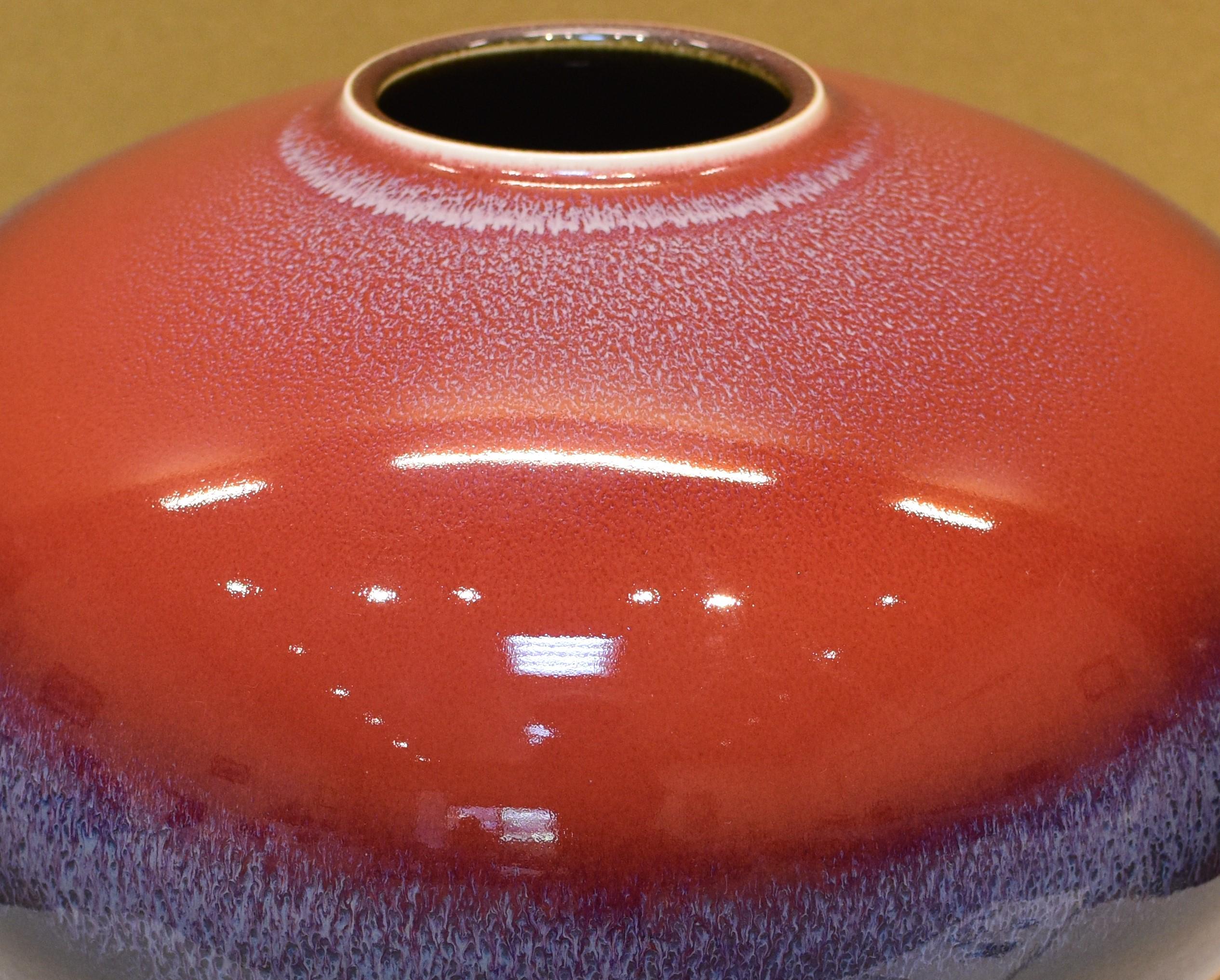 Japonais Vase japonais contemporain en porcelaine rouge et noire vernissée à la main par un maître artiste, 2 en vente