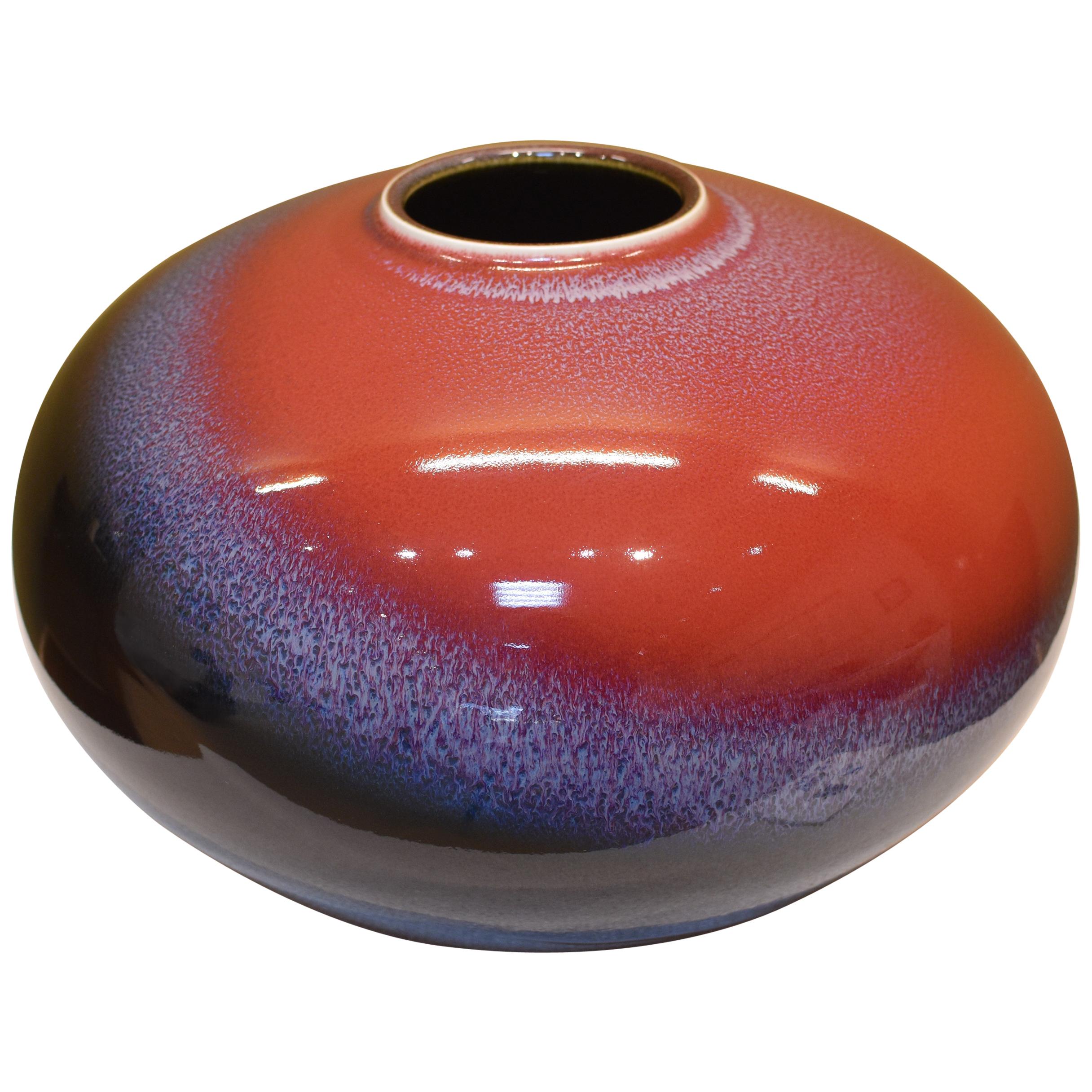 Fait main Vase japonais contemporain en porcelaine rouge et noire vernissée à la main par un maître artiste, 2 en vente