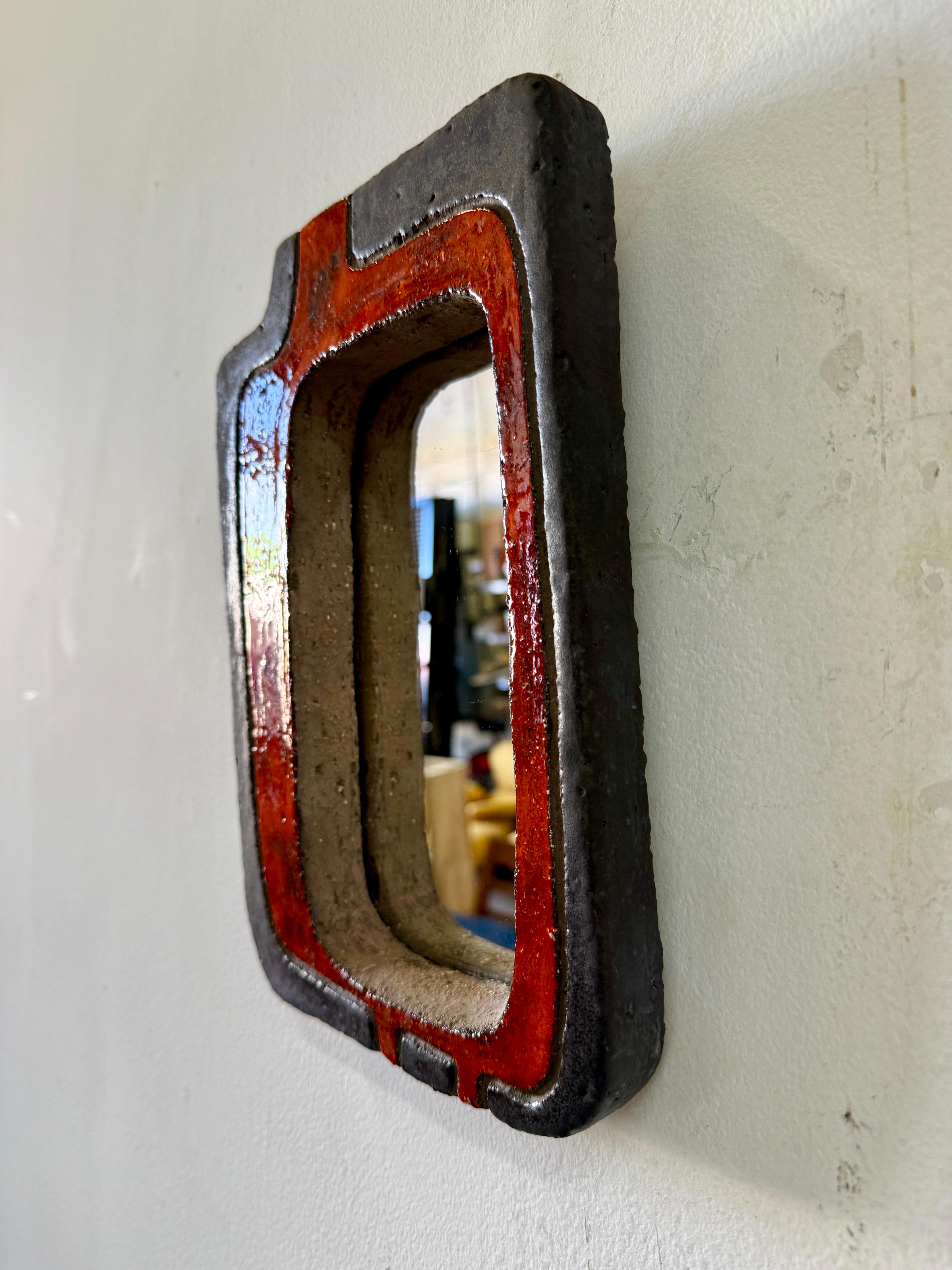 Tribal Miroir en céramique rouge et noire de Nathalie Soufflet, série «uriosa », France 21e siècle en vente