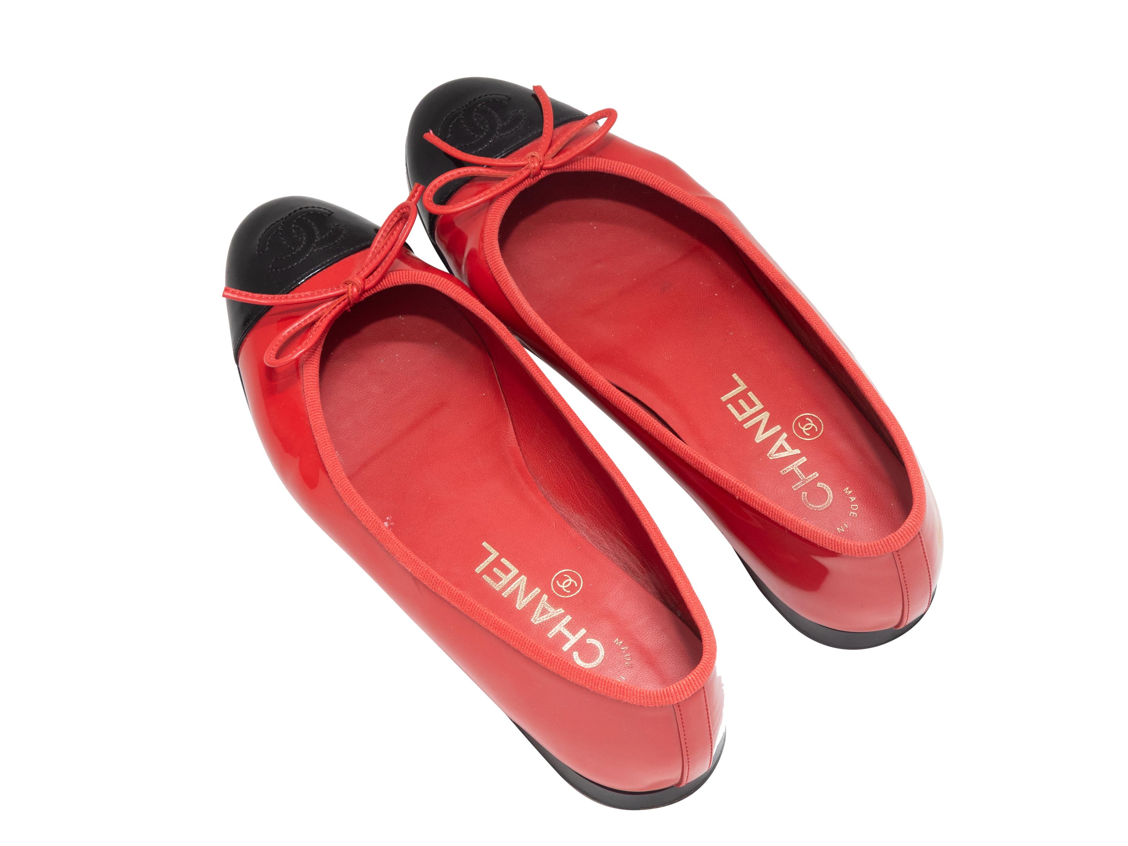 Rouge Ballerines Chanel vernies rouges et noires à bout arrondi Taille 36 en vente
