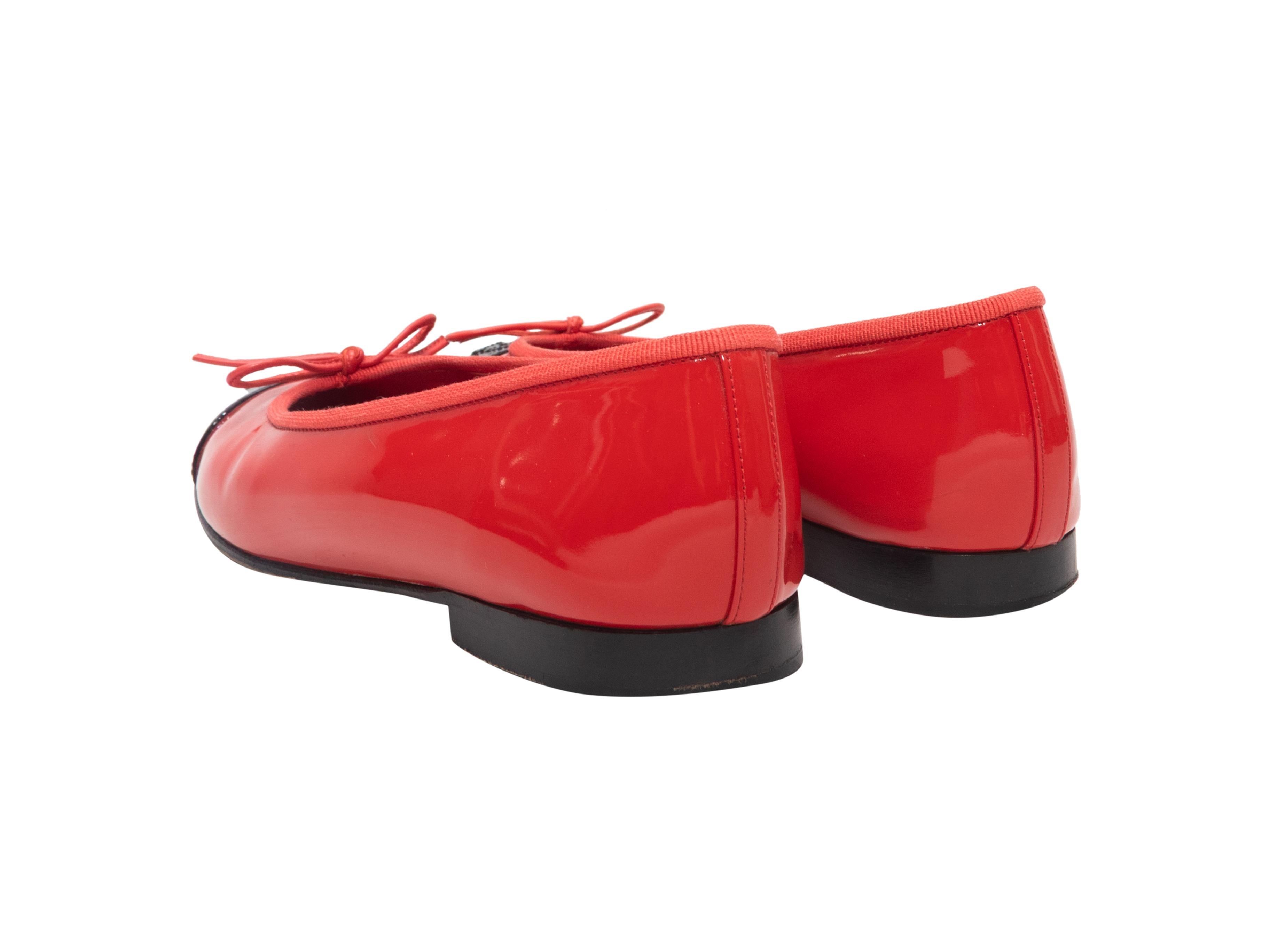 Ballerines Chanel vernies rouges et noires à bout arrondi Taille 36 Bon état - En vente à New York, NY