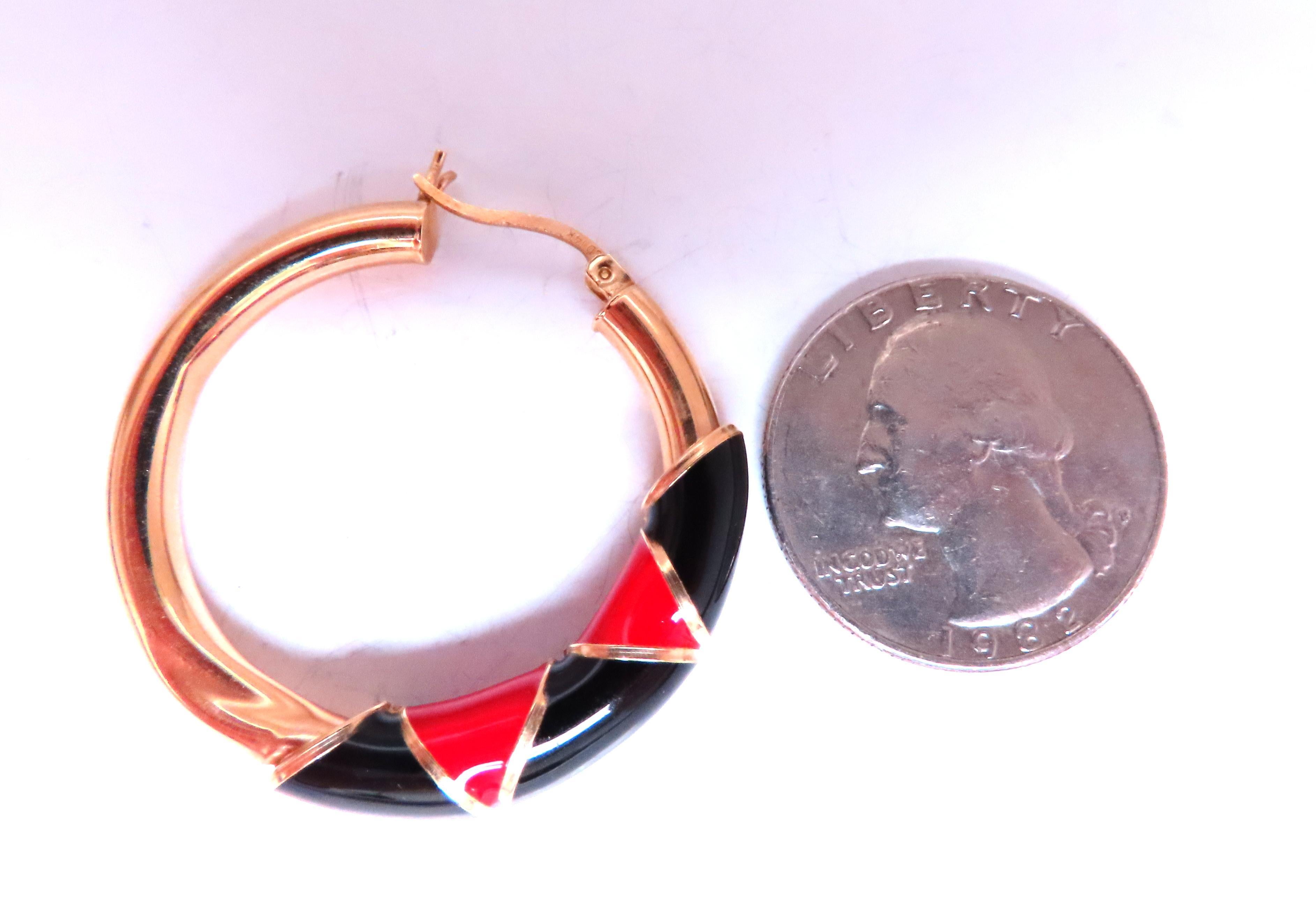 Rot-schwarze Emaille-Rohrohrringe
14kt Gelbgold
6.6 Gramm
Bequemer Hebel

34 mm Durchmesser
6,5 mm Rohr