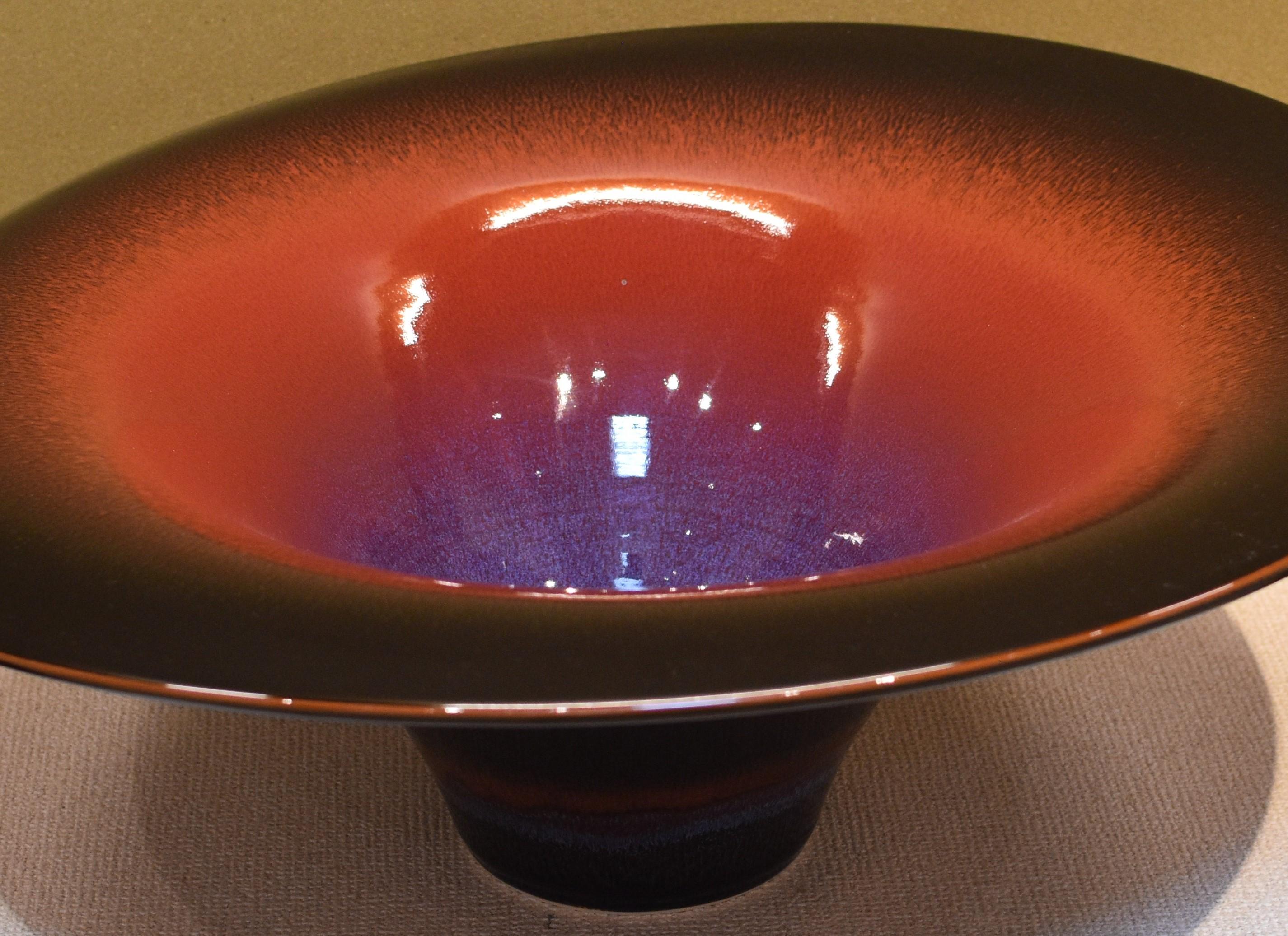 Zeitgenössische japanische rote und schwarze handglasierte Porzellanvase von Meisterkünstler (Japanisch) im Angebot