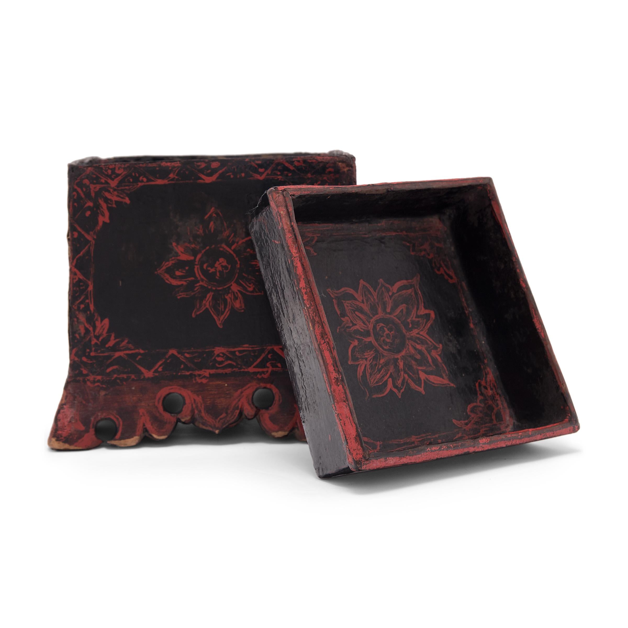 Red & Black Lacquer Intha Betel Box In Fair Condition In Chicago, IL