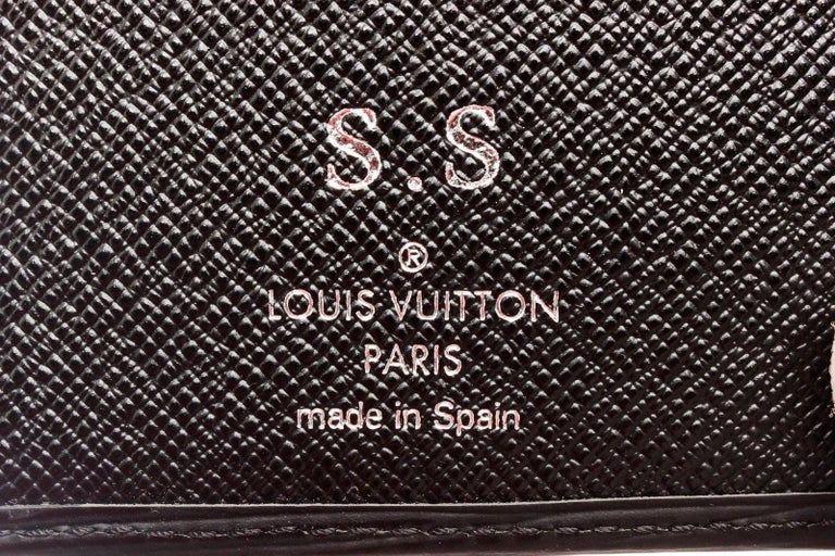 Red Black leather Louis Vuitton pocket agenda cover with debossed logo at front For Sale 1