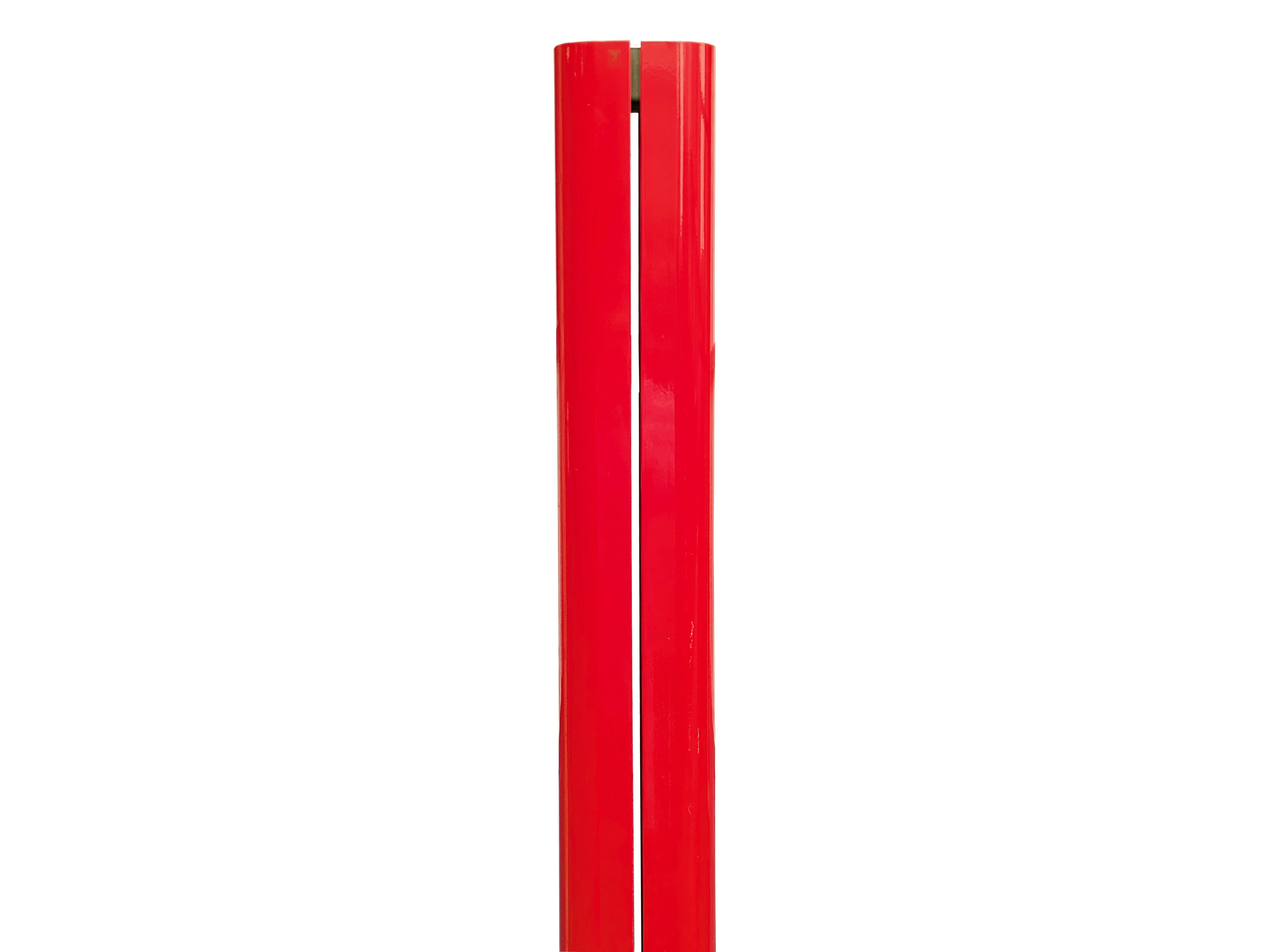 Base rotonda in plastica nera, raro corpo in metallo verniciato rosso e lampada da terra in alluminio disegnata da Gianfranco Frattini nel 1979 e prodotta da Artemide. Buone condizioni d'epoca: segni di usura localizzati soprattutto sulla base. La