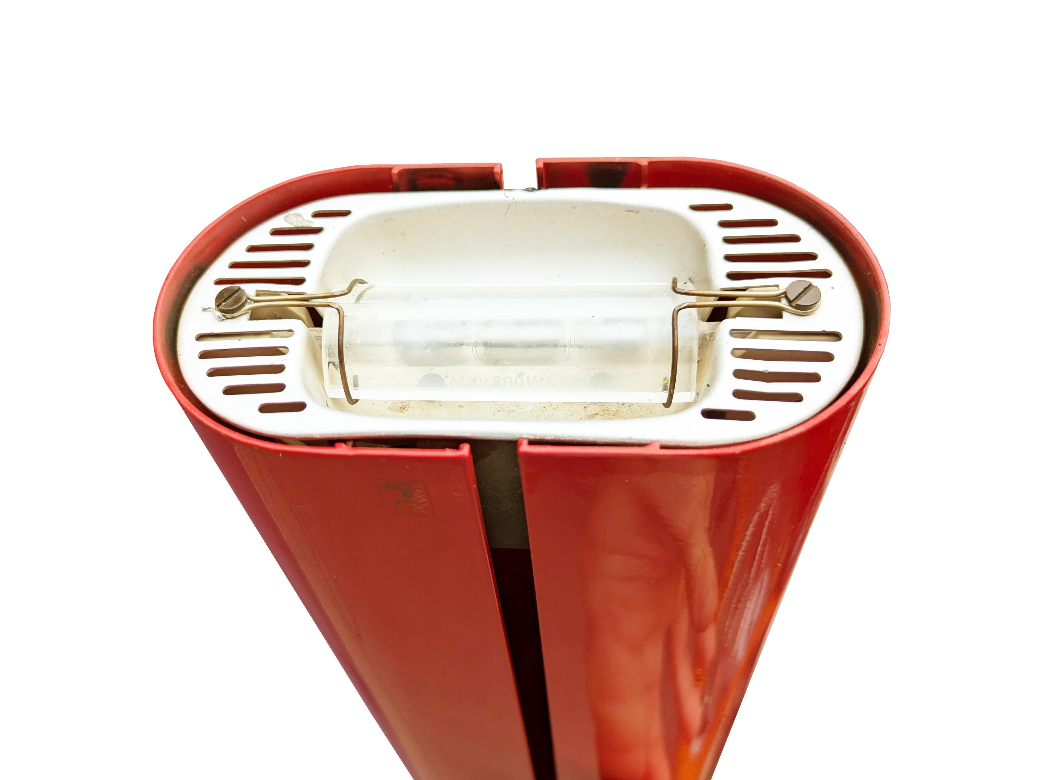Postmoderno Lampada da terra Megaron degli anni '80 in metallo rosso e nero di G. Frattini per Artemide in vendita
