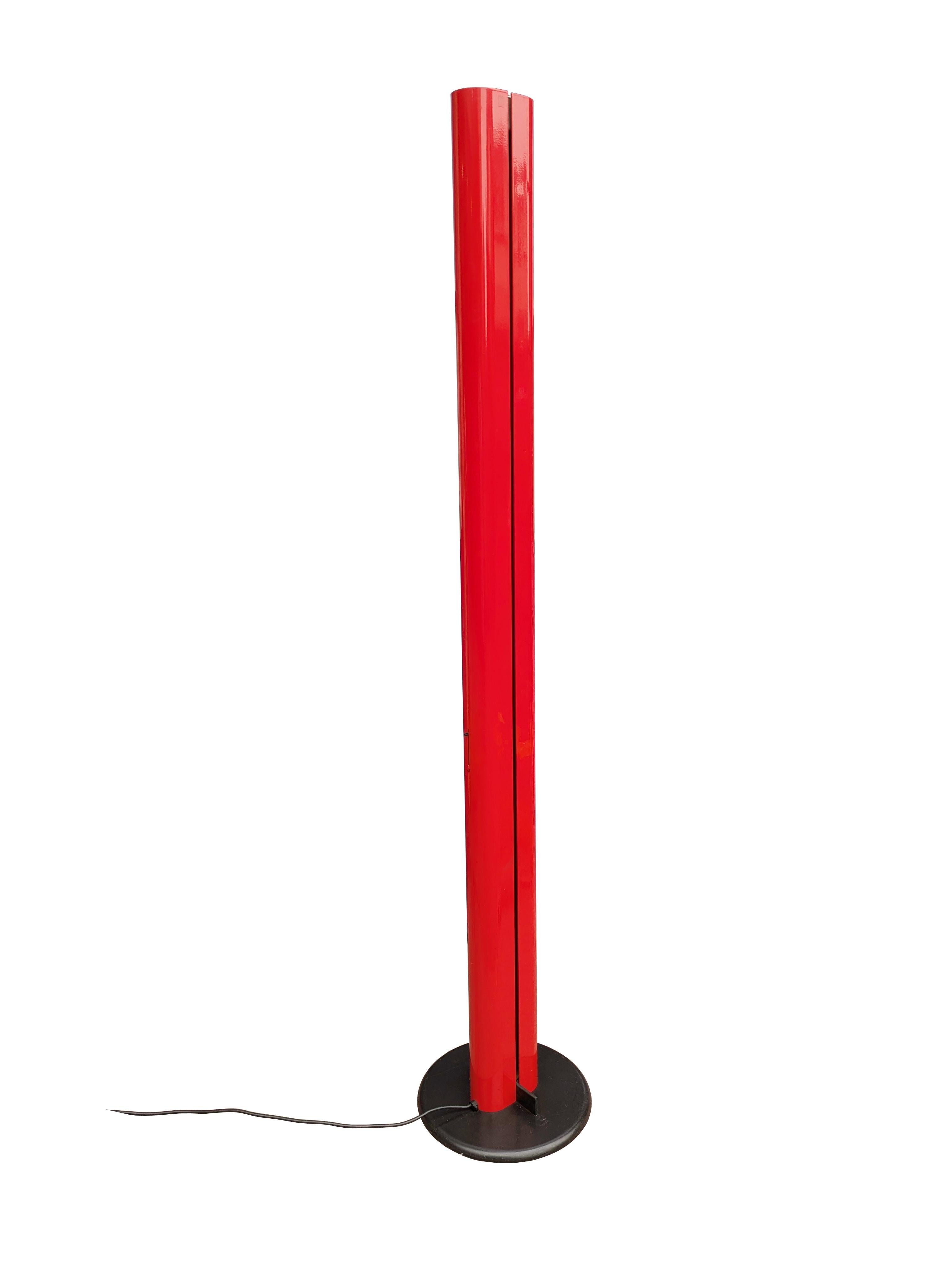 Italiano Lampada da terra Megaron degli anni '80 in metallo rosso e nero di G. Frattini per Artemide in vendita