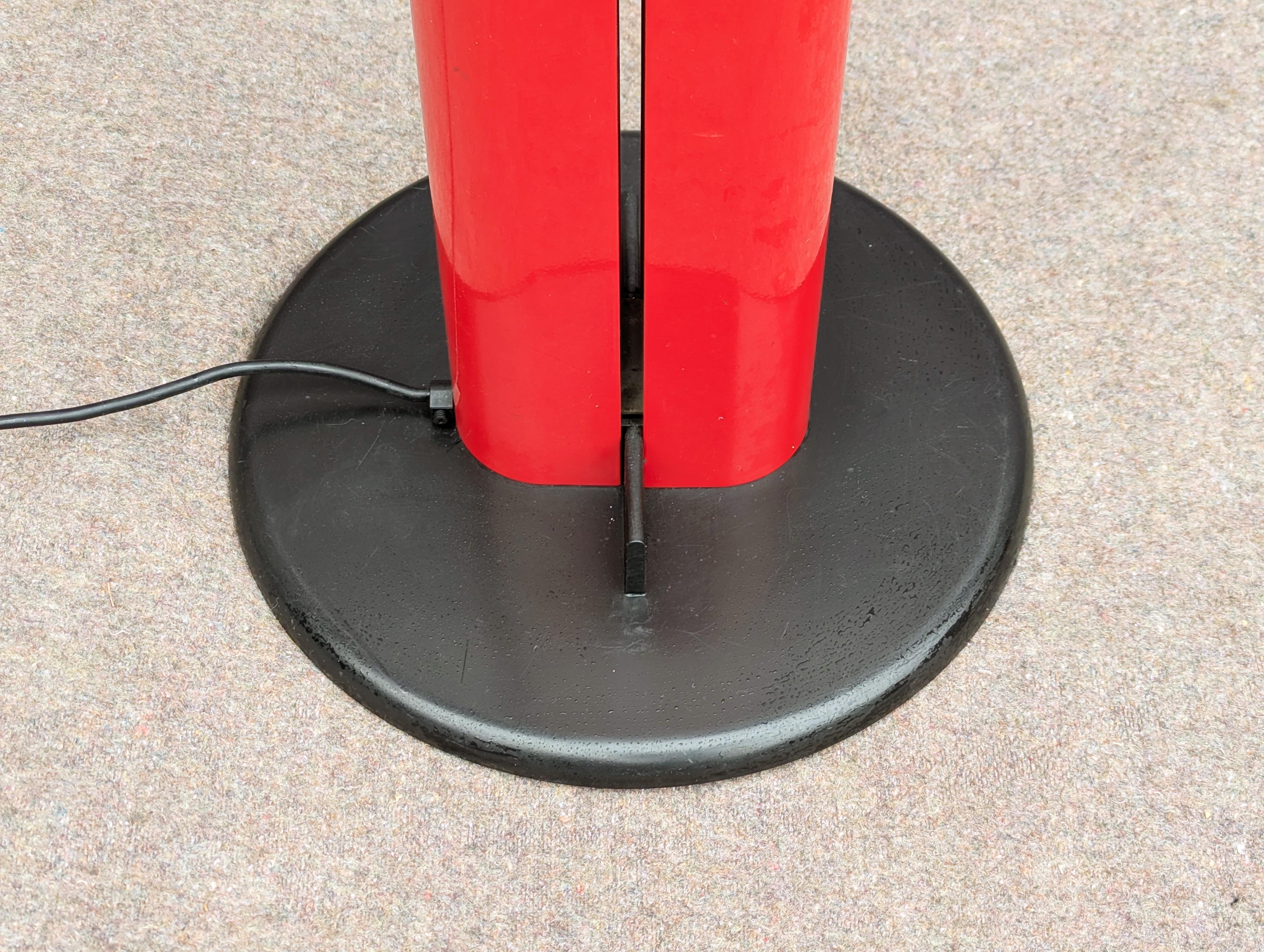 Lampada da terra Megaron degli anni '80 in metallo rosso e nero di G. Frattini per Artemide In condizioni buone in vendita a Varese, Lombardia