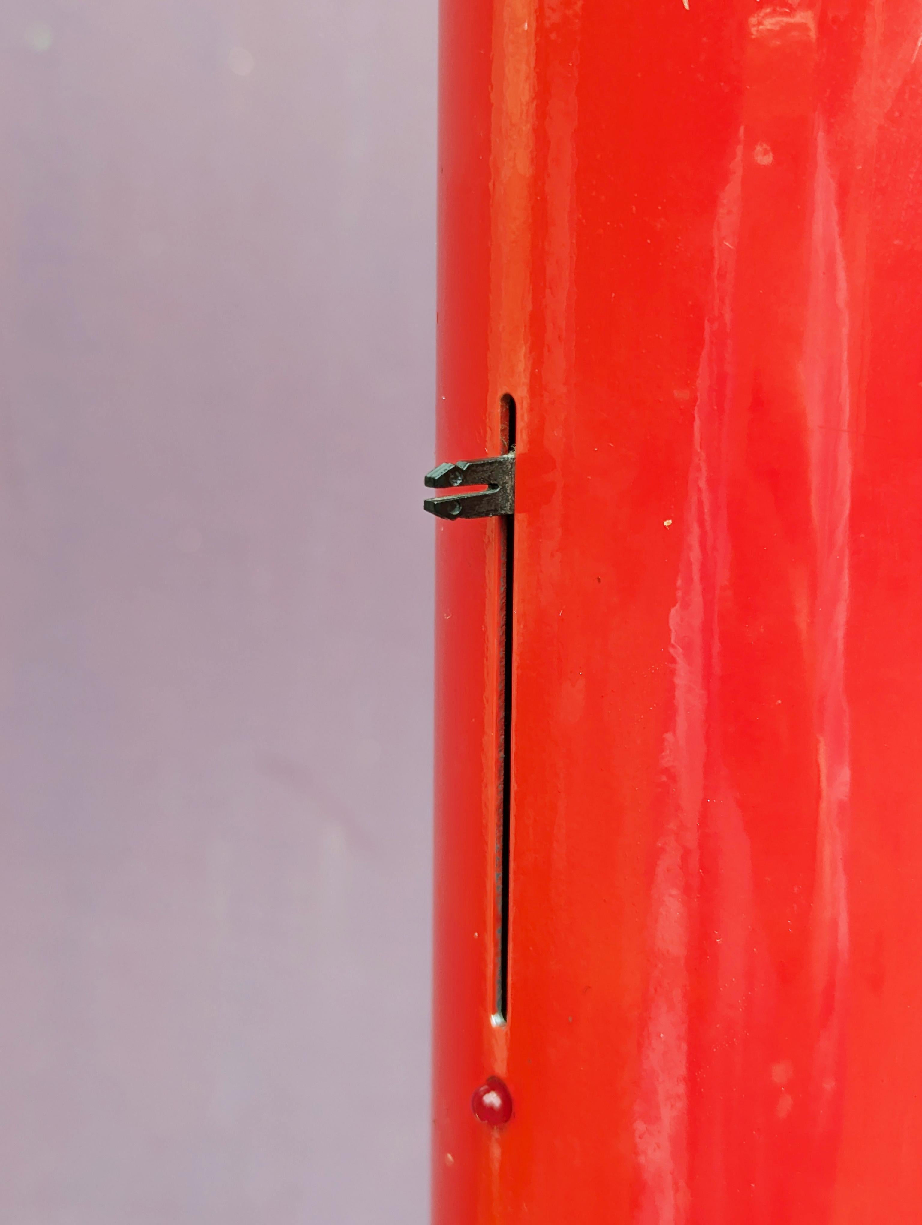 Lampada da terra Megaron degli anni '80 in metallo rosso e nero di G. Frattini per Artemide in vendita 1