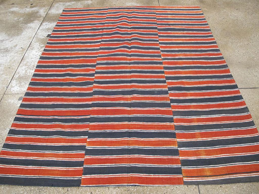 Red & Black Mid-20th Century Handmade Turkish Flat-Weave Kilim Accent Rug In Excellent Condition For Sale In New York, NY