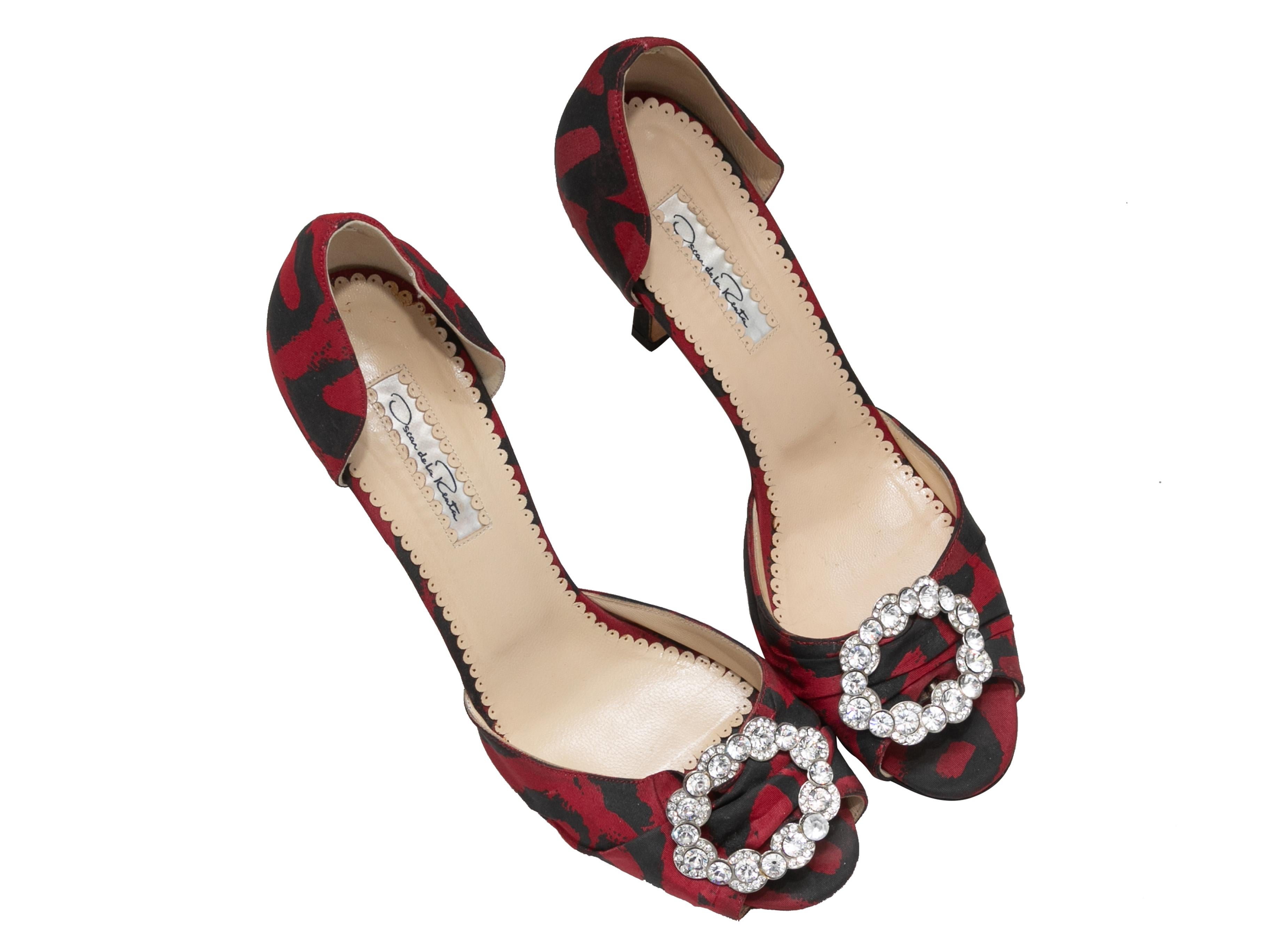 Produkt-Details: Rote und schwarze D'Orsay-Sandalen mit abstraktem Print. Kristallschnallen-Akzente an den Spitzen. 4,75