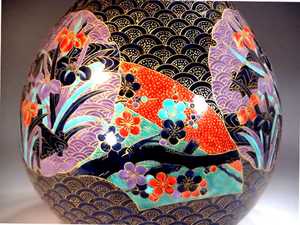 Außergewöhnliche sehr große japanische Porzellanvase, einzigartig vergoldet in Platin und Gold und handbemalt in Rot und Schwarz auf einem einzigartigen flaschenförmigen Körper, ein beeindruckendes Stück von weithin anerkannten Meister Porzellan