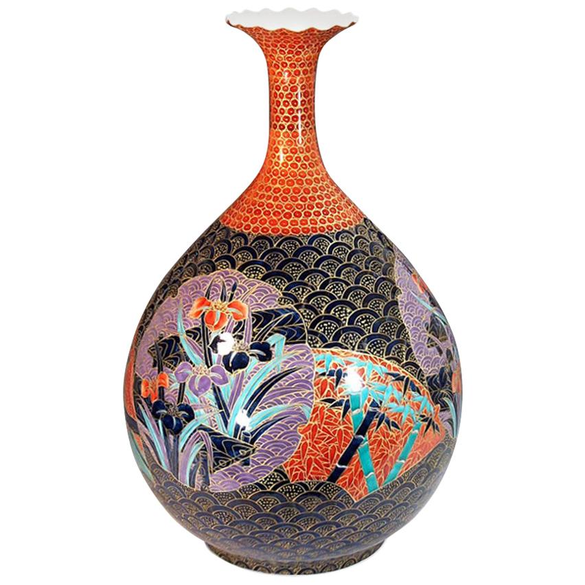 Große japanische Vase aus rot-schwarzem Porzellan von einem zeitgenössischen Meisterkünstler (Handbemalt) im Angebot