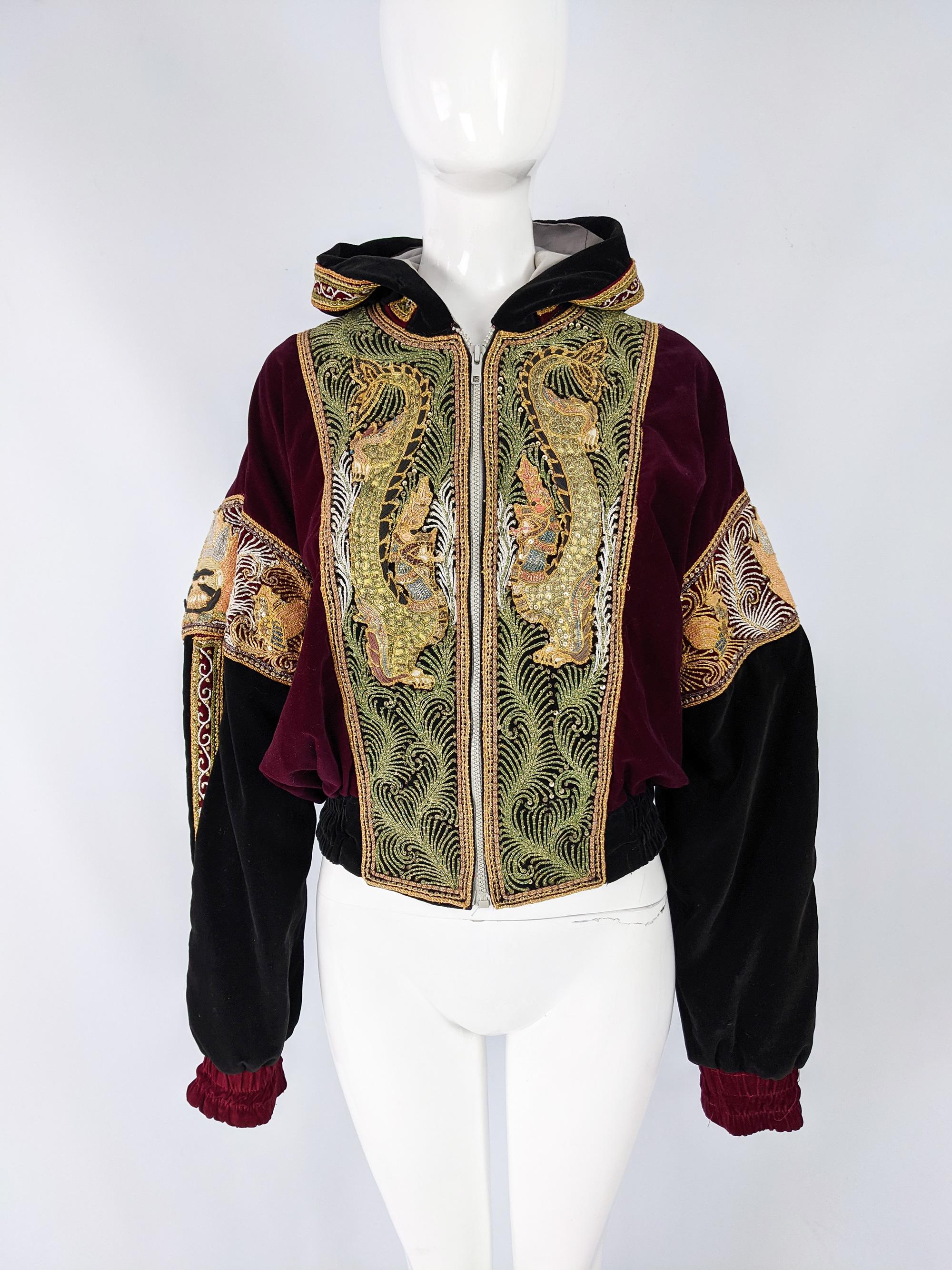 Rot & Schwarzer Samt Gold Dragon Vintage bestickte Bomberjacke im Zustand „Gut“ in Doncaster, South Yorkshire