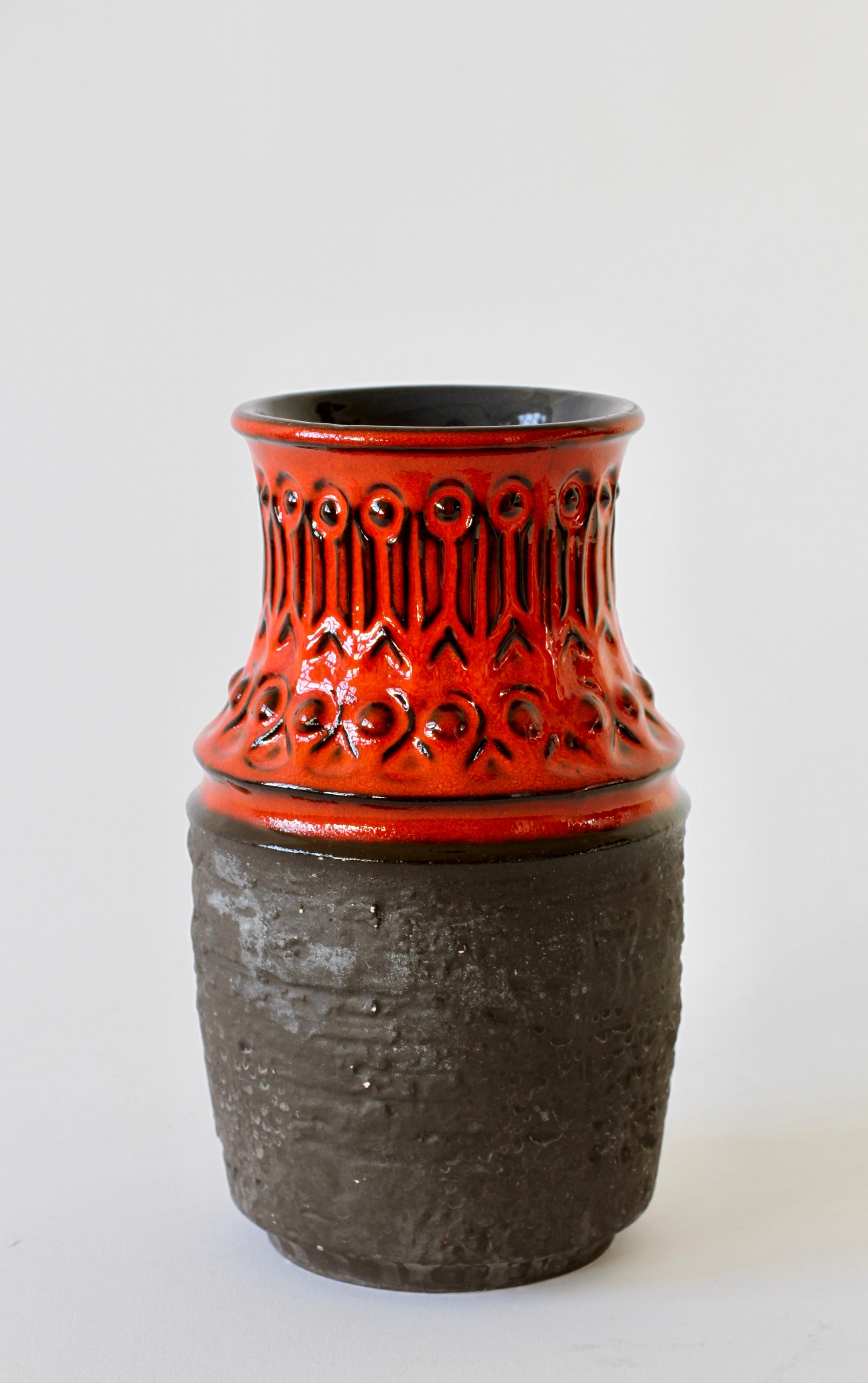 Mid-Century Modern Vase vintage d'Allemagne de l'Ouest rouge et noir du milieu du siècle dernier, par Jasba Pottery, vers 1970 en vente