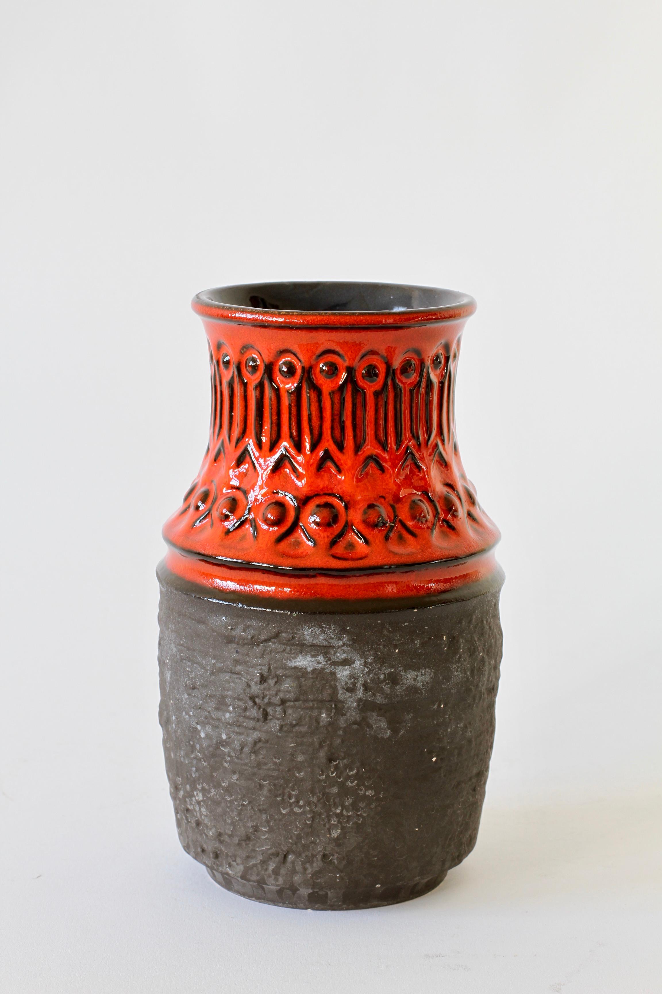 Allemand Vase vintage d'Allemagne de l'Ouest rouge et noir du milieu du siècle dernier, par Jasba Pottery, vers 1970 en vente
