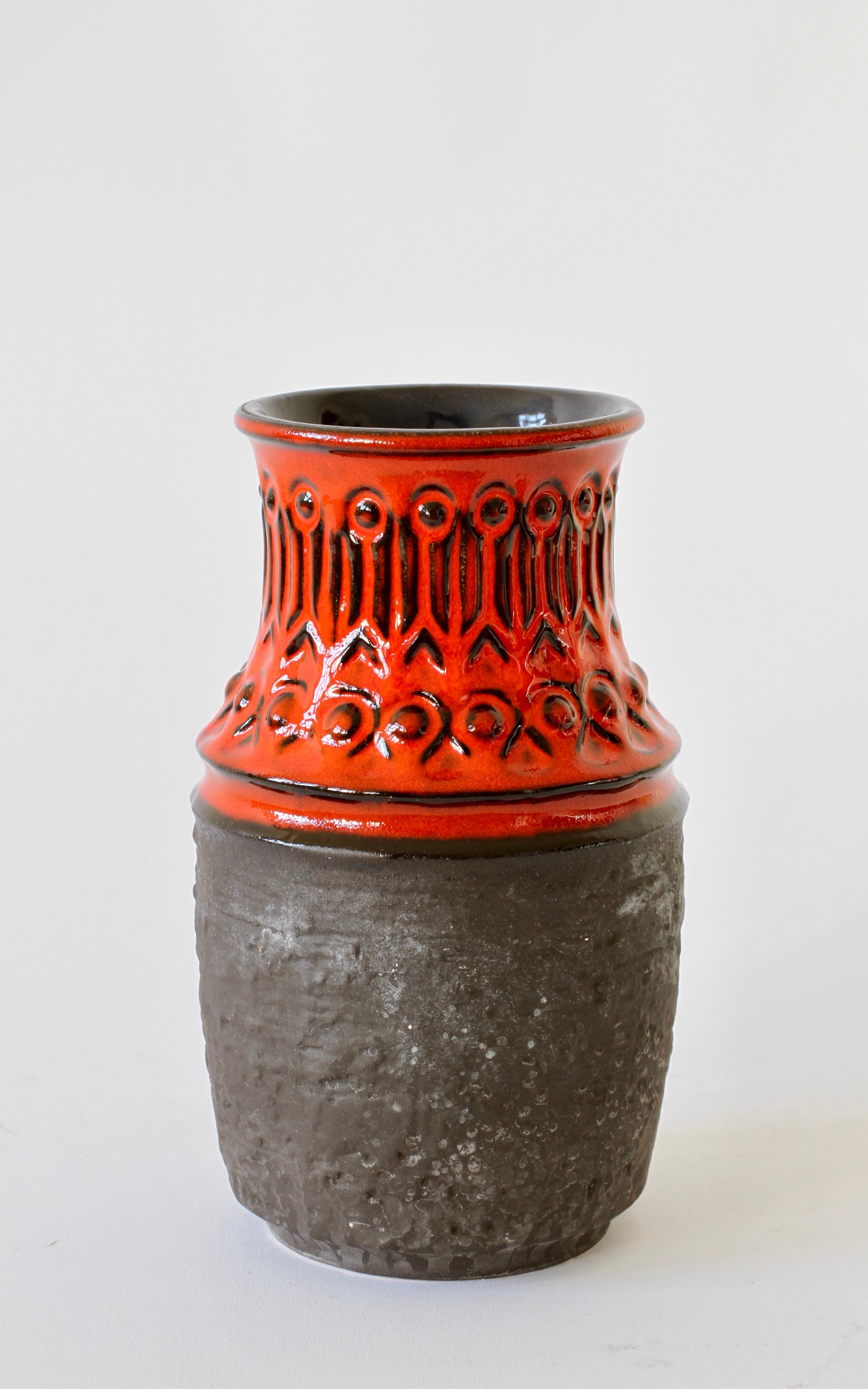 Moulé Vase vintage d'Allemagne de l'Ouest rouge et noir du milieu du siècle dernier, par Jasba Pottery, vers 1970 en vente