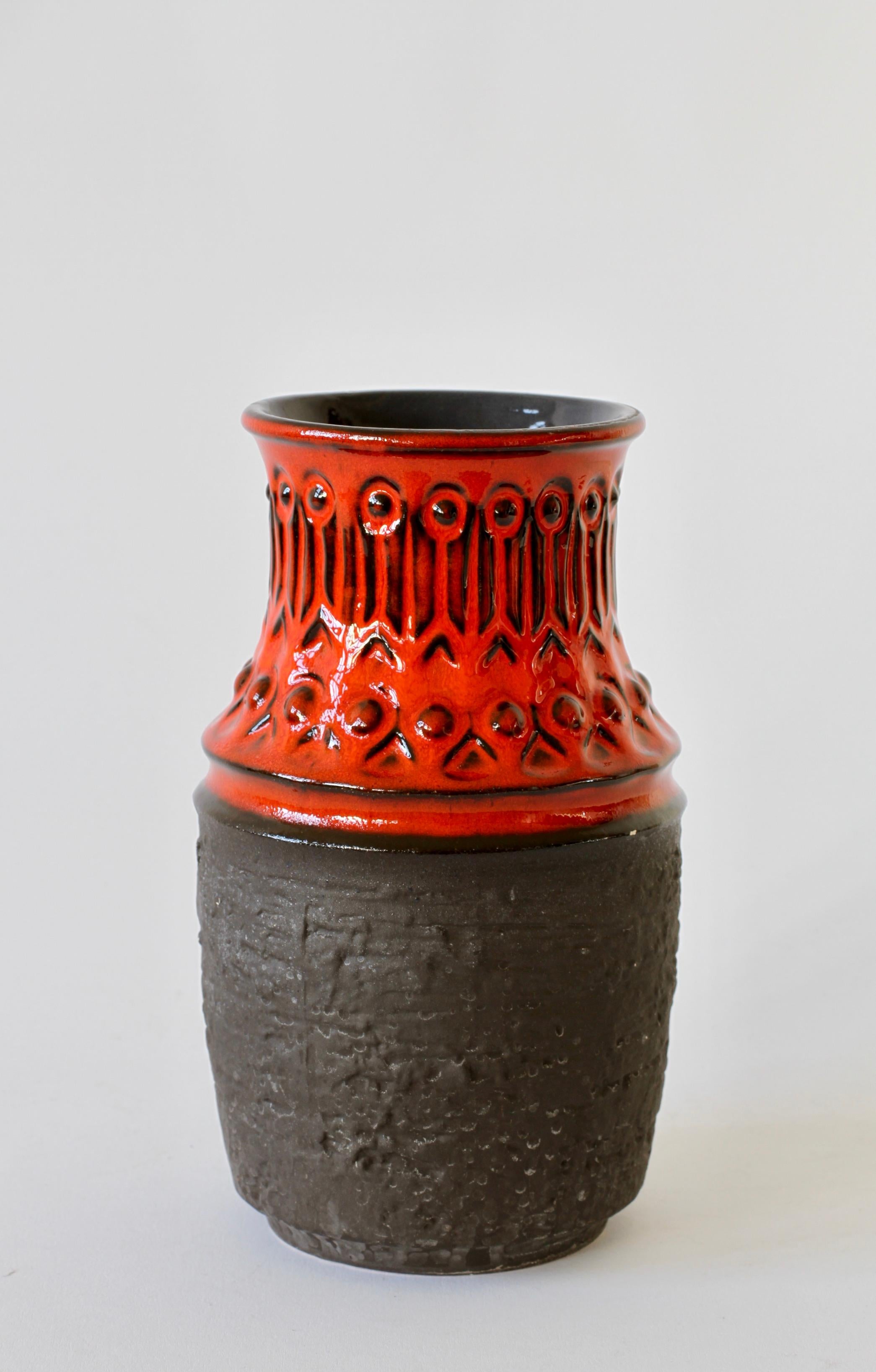 Argile Vase vintage d'Allemagne de l'Ouest rouge et noir du milieu du siècle dernier, par Jasba Pottery, vers 1970 en vente