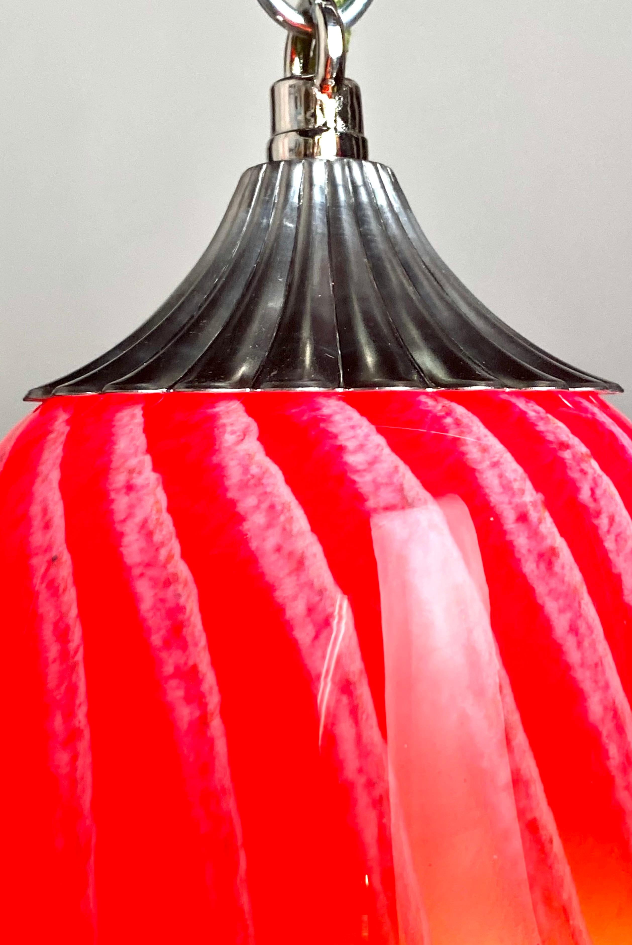 Américain Lampe de table ou lampe suspendue en verre soufflé rouge, 21e siècle par Mattia Biagi en vente