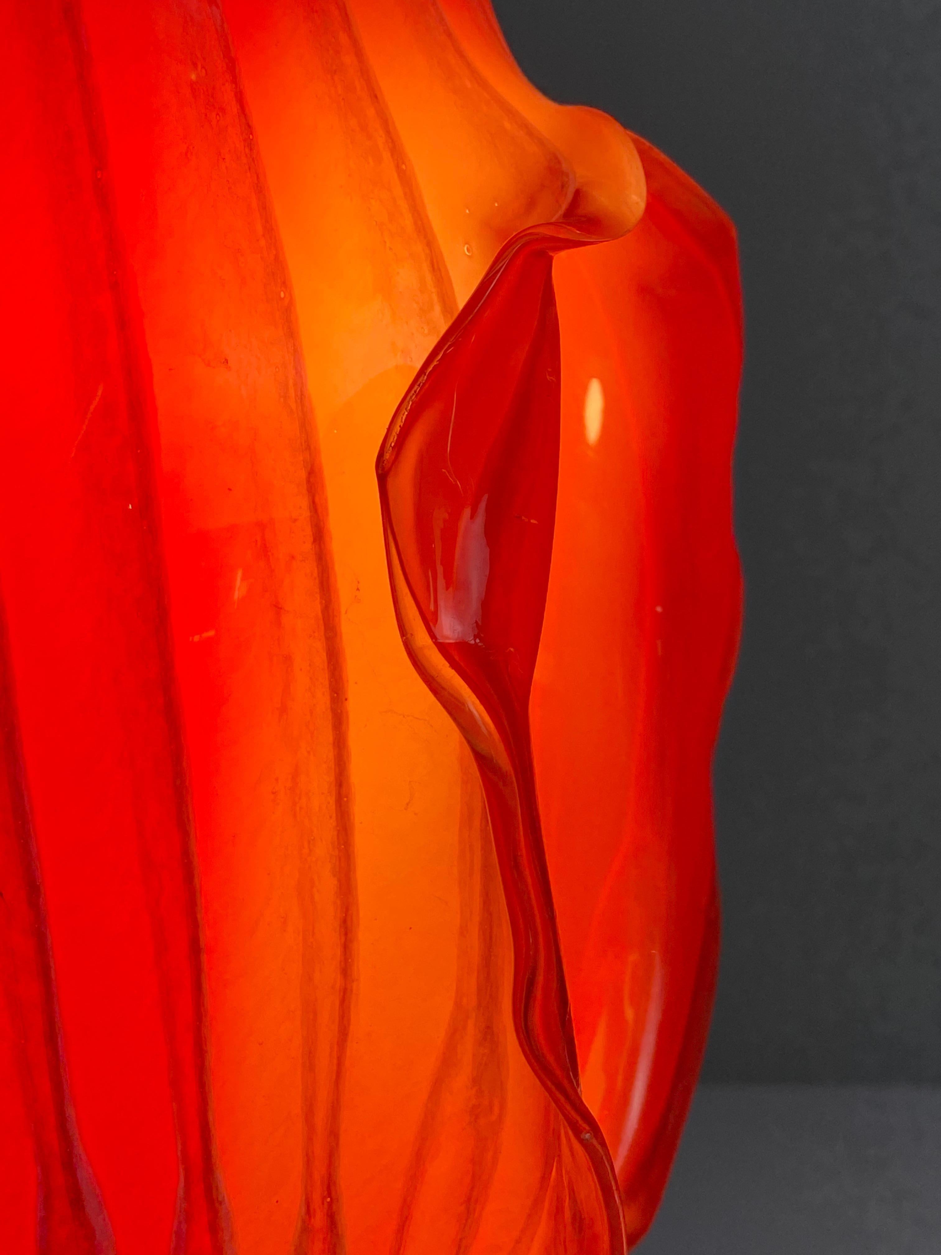 Lampe de table ou lampe suspendue en verre soufflé rouge, 21e siècle par Mattia Biagi Neuf - En vente à Culver City, CA