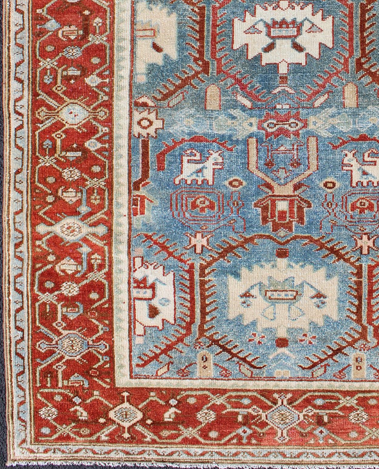 Tapis ancien persan Malayer à motif de fleurs dans les tons rouge, bleu et ivoire, tapis en-176571, pays d'origine / type : Iran / Malayer, circa 1920.

Ce magnifique tapis persan Malayer du début du XXe siècle est orné d'un motif de fleurs