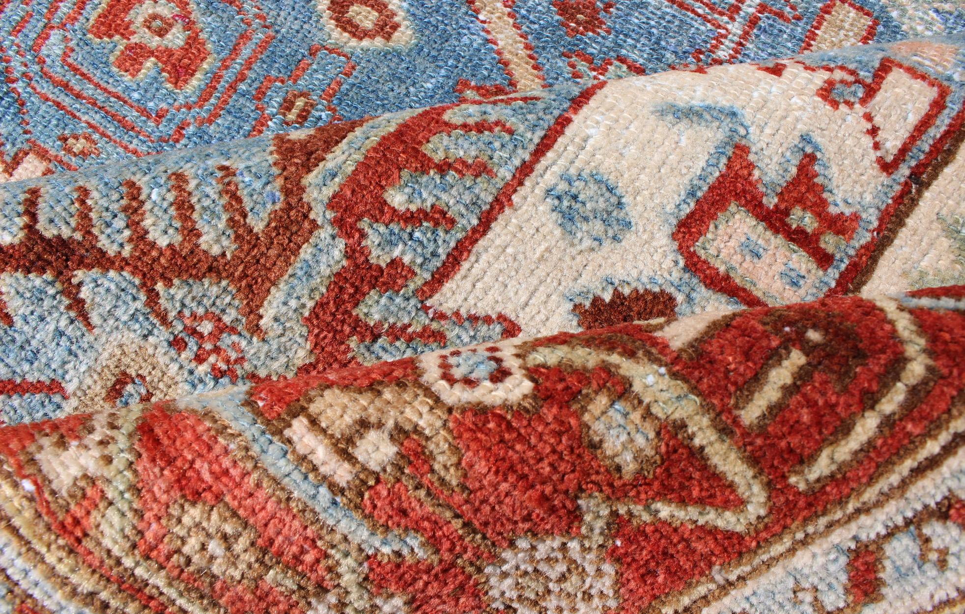 Tapis persan ancien Malayer rouge, bleu et ivoire avec motif de fleurs en vente 3
