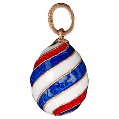 Rotblauer und weißer Emaille-Ei-Anhänger aus 14K Gold