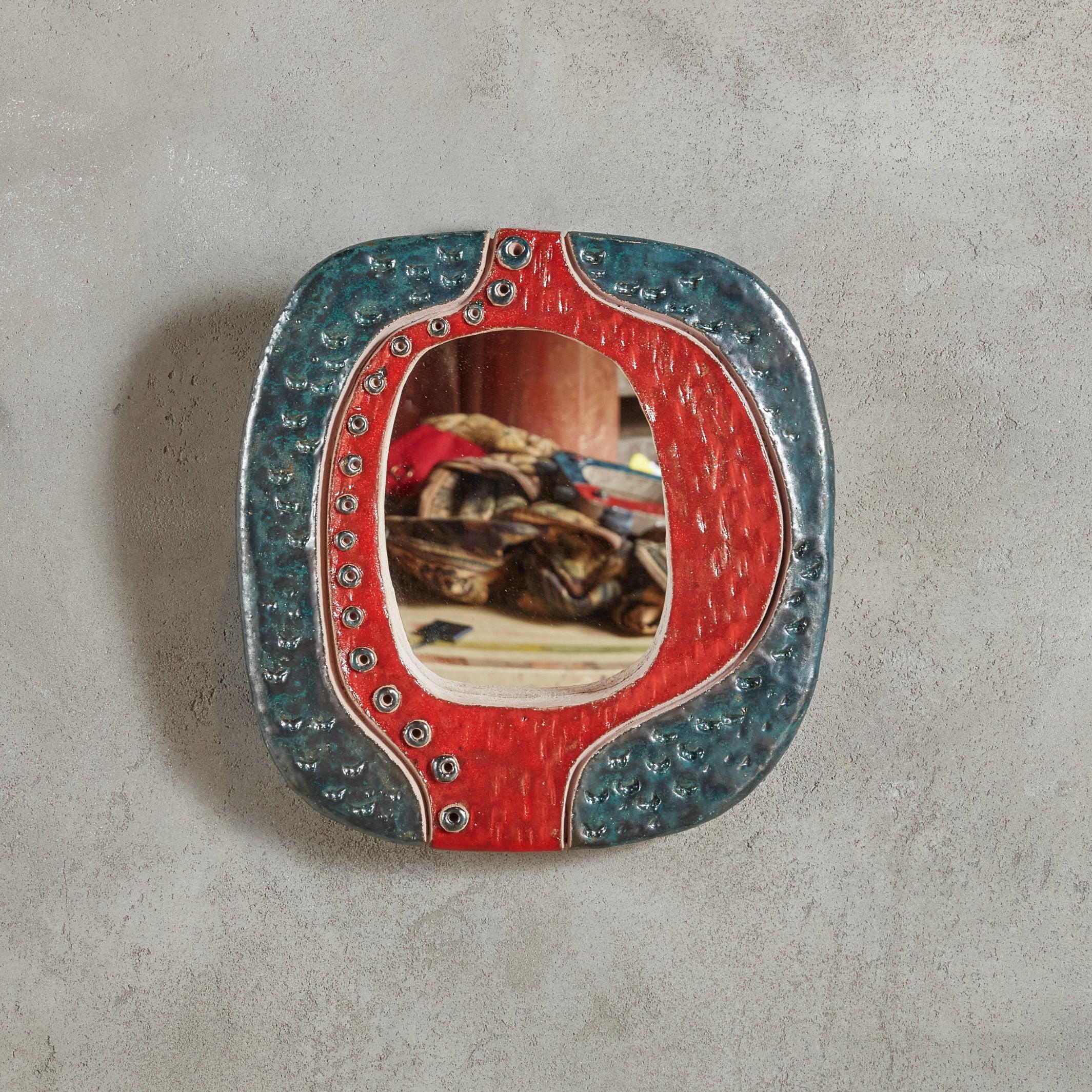 Nathalie Soufflet, artiste contemporaine ancrée dans l'enclave artistique de Vallauris, puise profondément dans les influences amérindiennes. Ce miroir en céramique, avec sa forme abstraite, fait une déclaration frappante dans une glaçure vive. La
