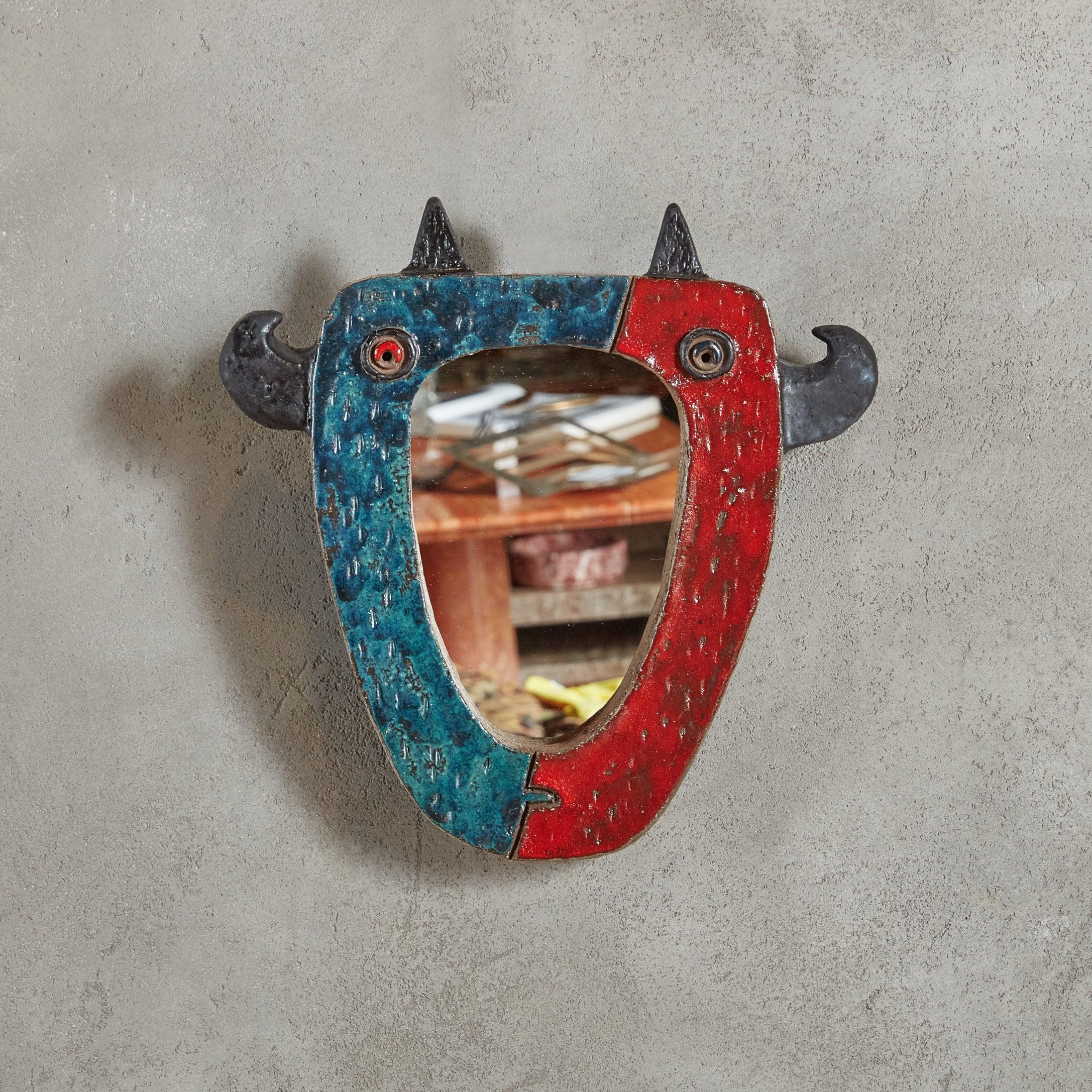Nathalie Soufflet, ancrée dans l'enclave artistique de Vallauris, canalise les motifs amérindiens dans ce miroir en céramique. Sa face abstraite, au vitrage vif et couronnée de cornes sculpturales, offre une présence à la fois audacieuse et