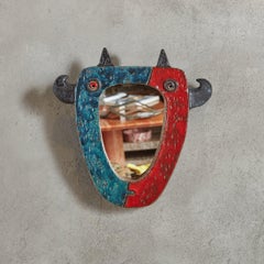Specchio in ceramica rosso e blu con corna di Nathalie Soufflet, Francia 21° secolo