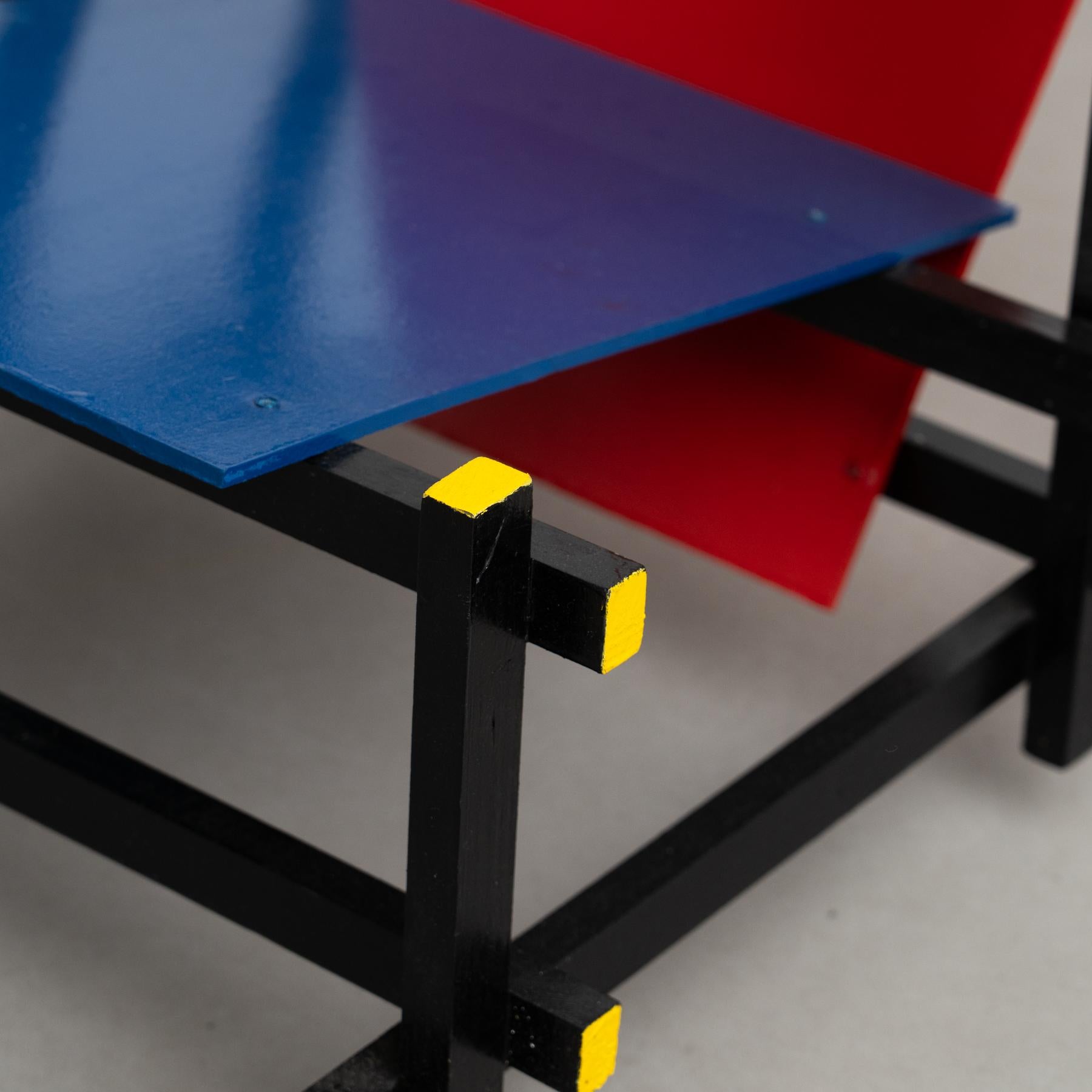Chaise rouge et bleue - D'après le Design de Gerrit Rietveld, circa 1970 en vente 3